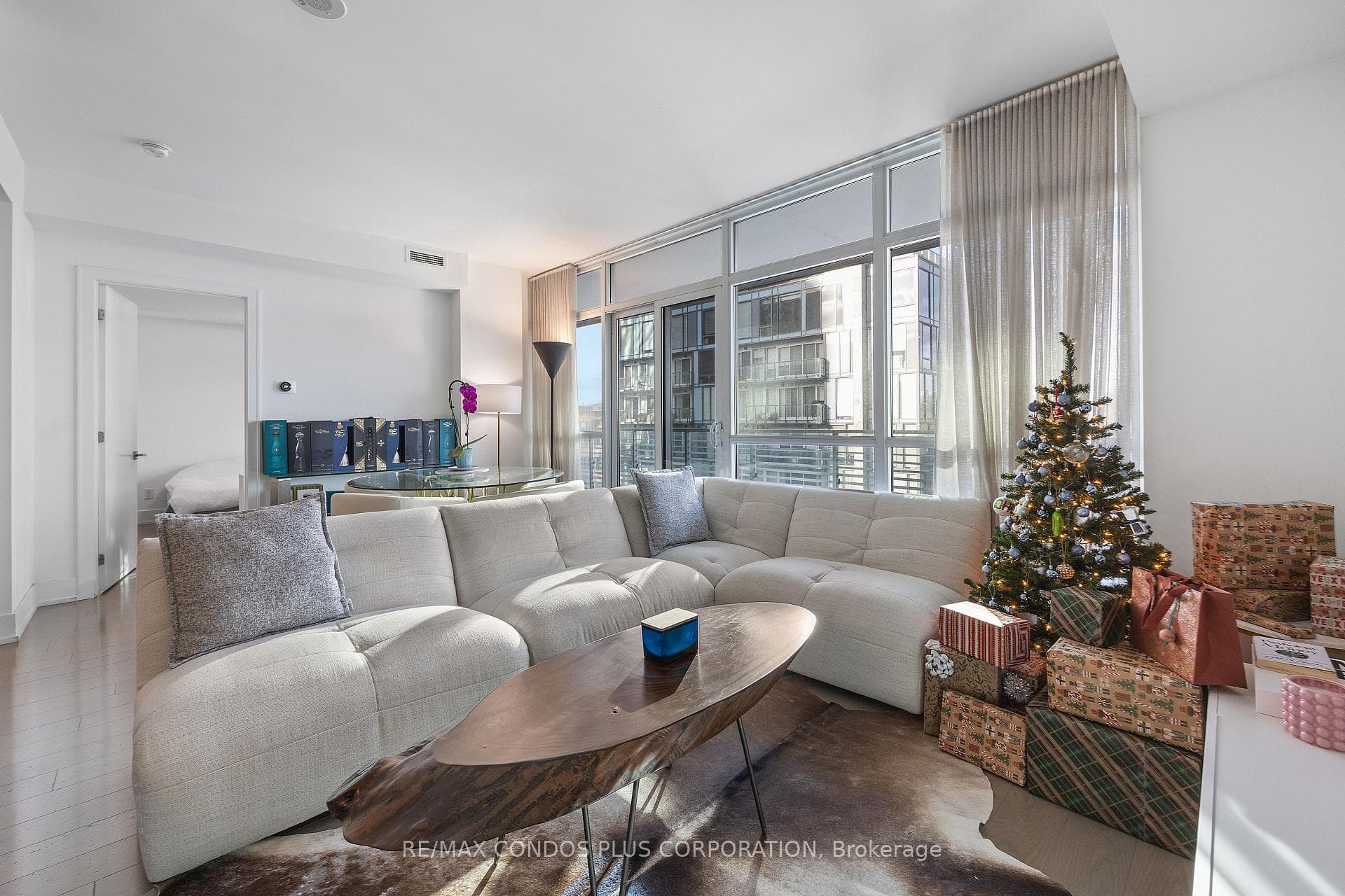 170 Avenue Road Unit 607 photo 1