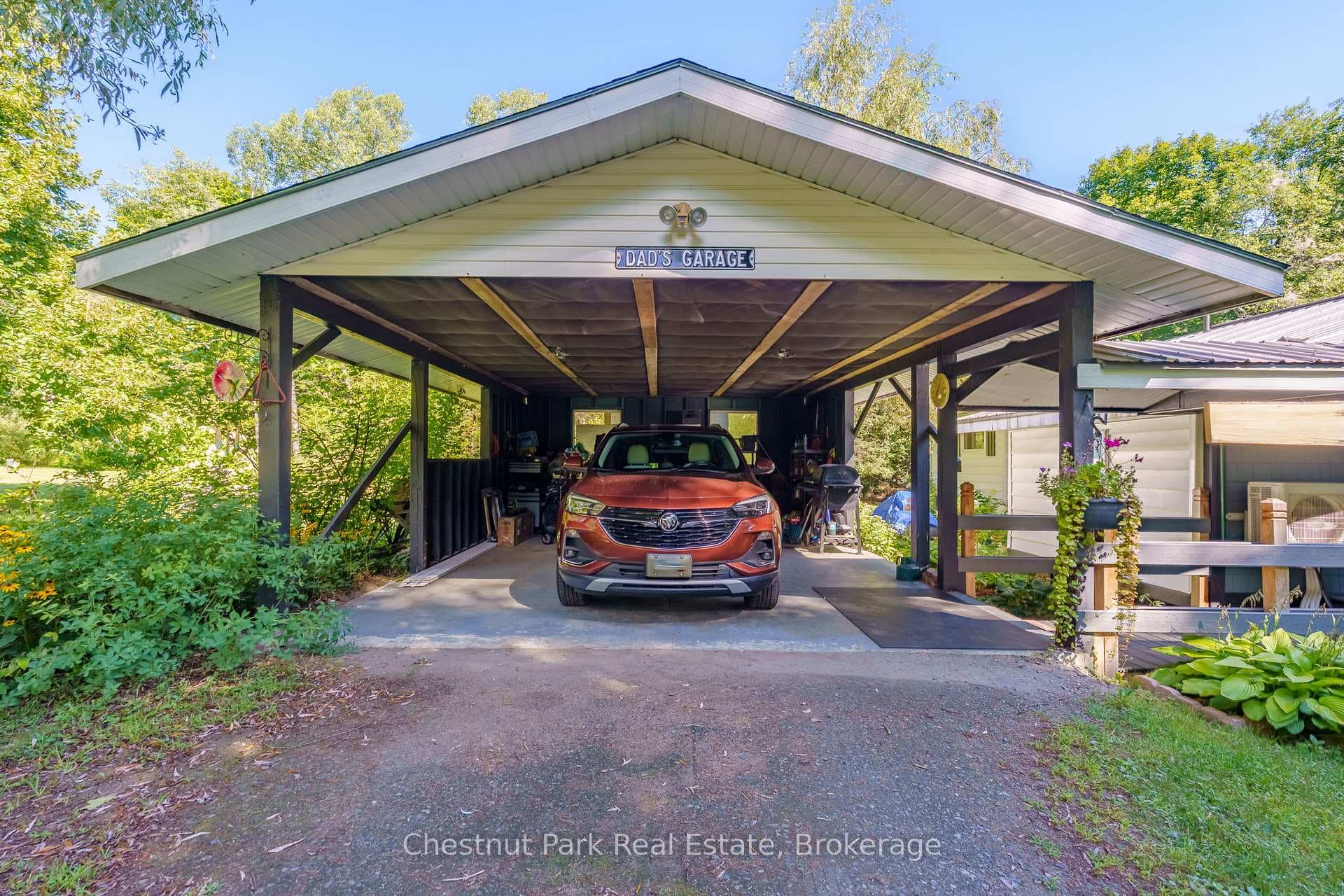 1047 Naismith Road photo 22