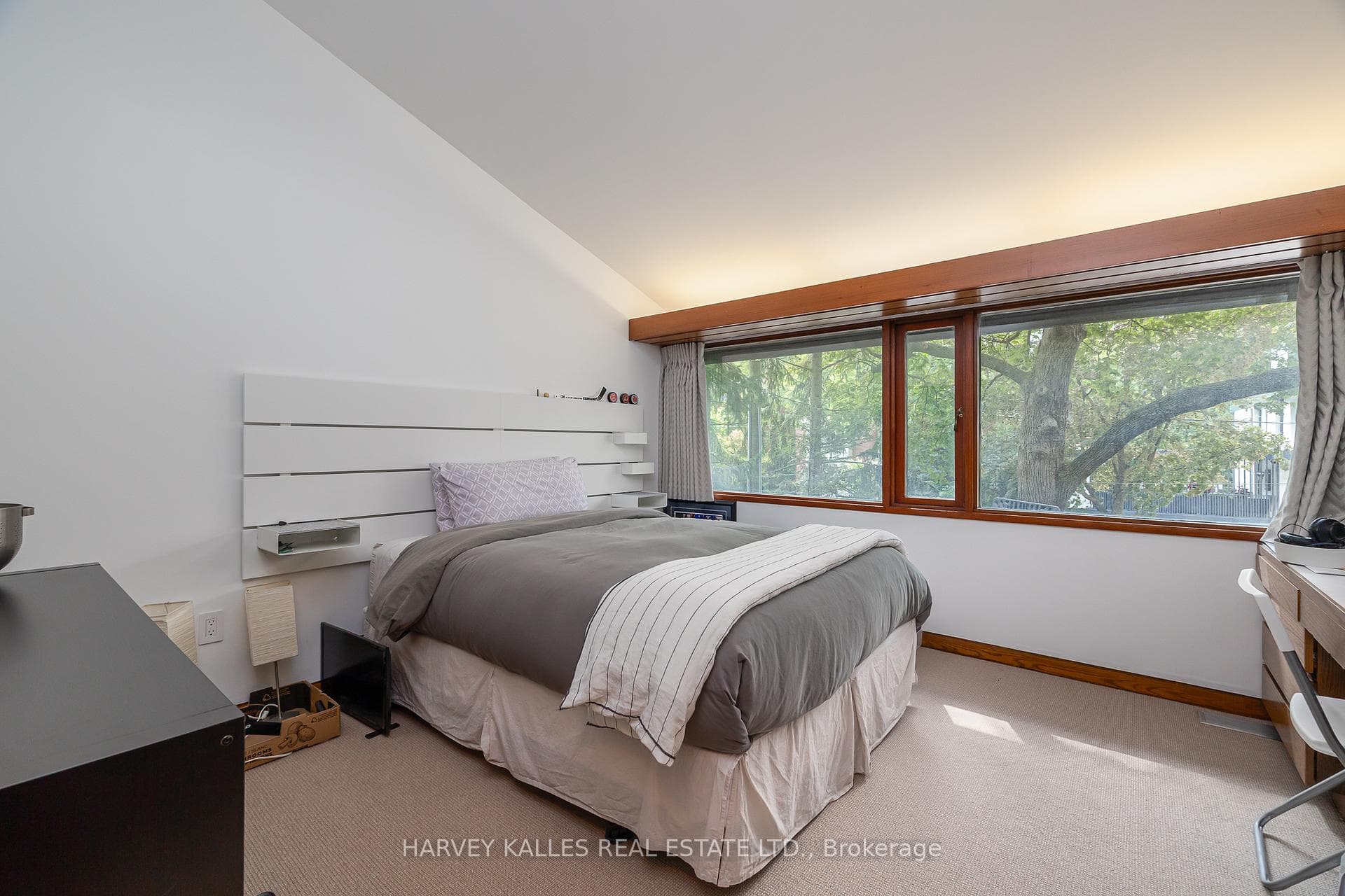 86 Cortleigh Boulevard photo 20