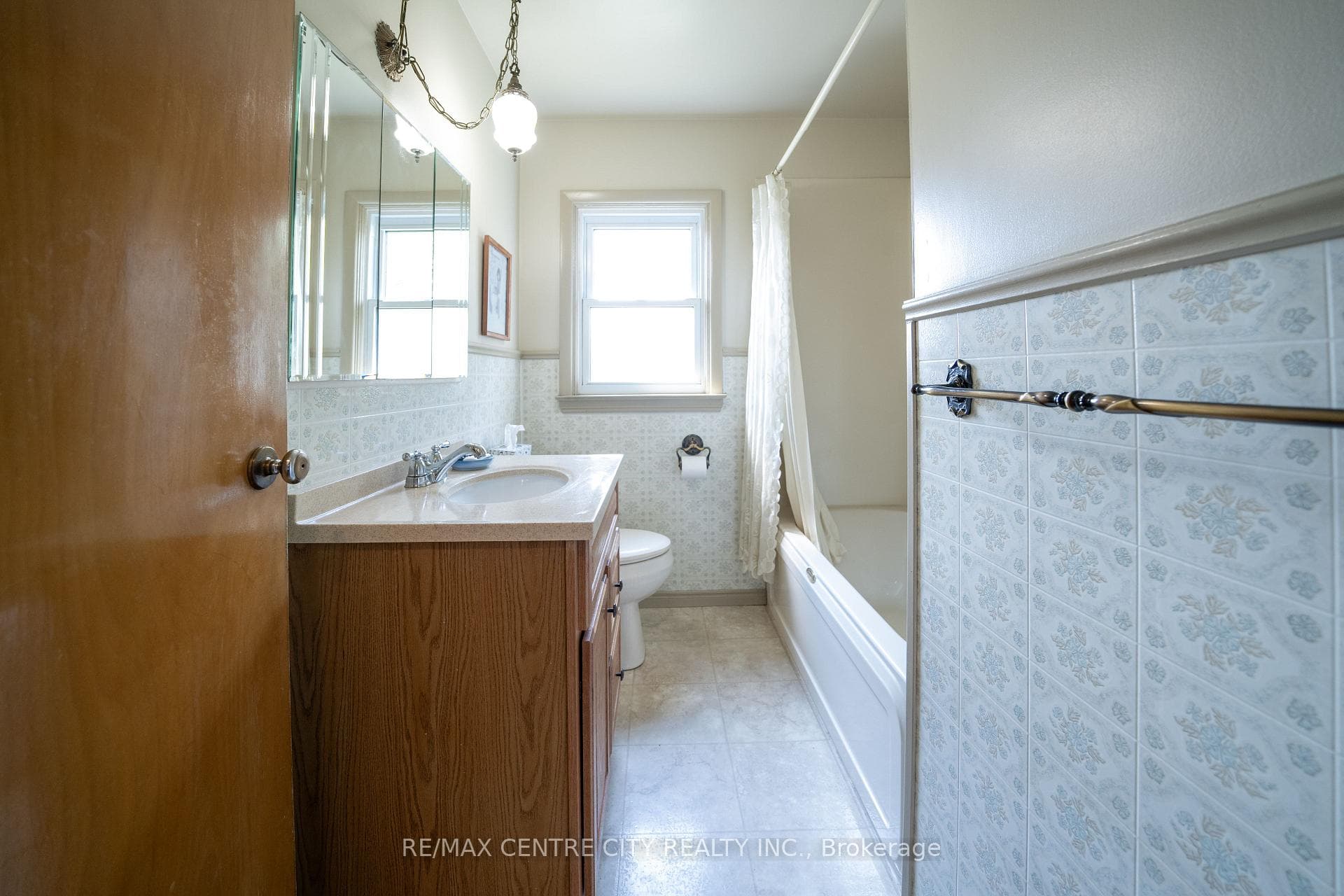 2571 Queen Street photo 22