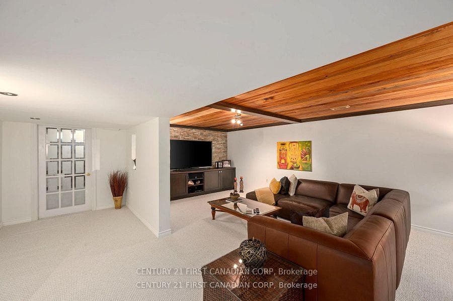 43 Compton Crescent photo 27
