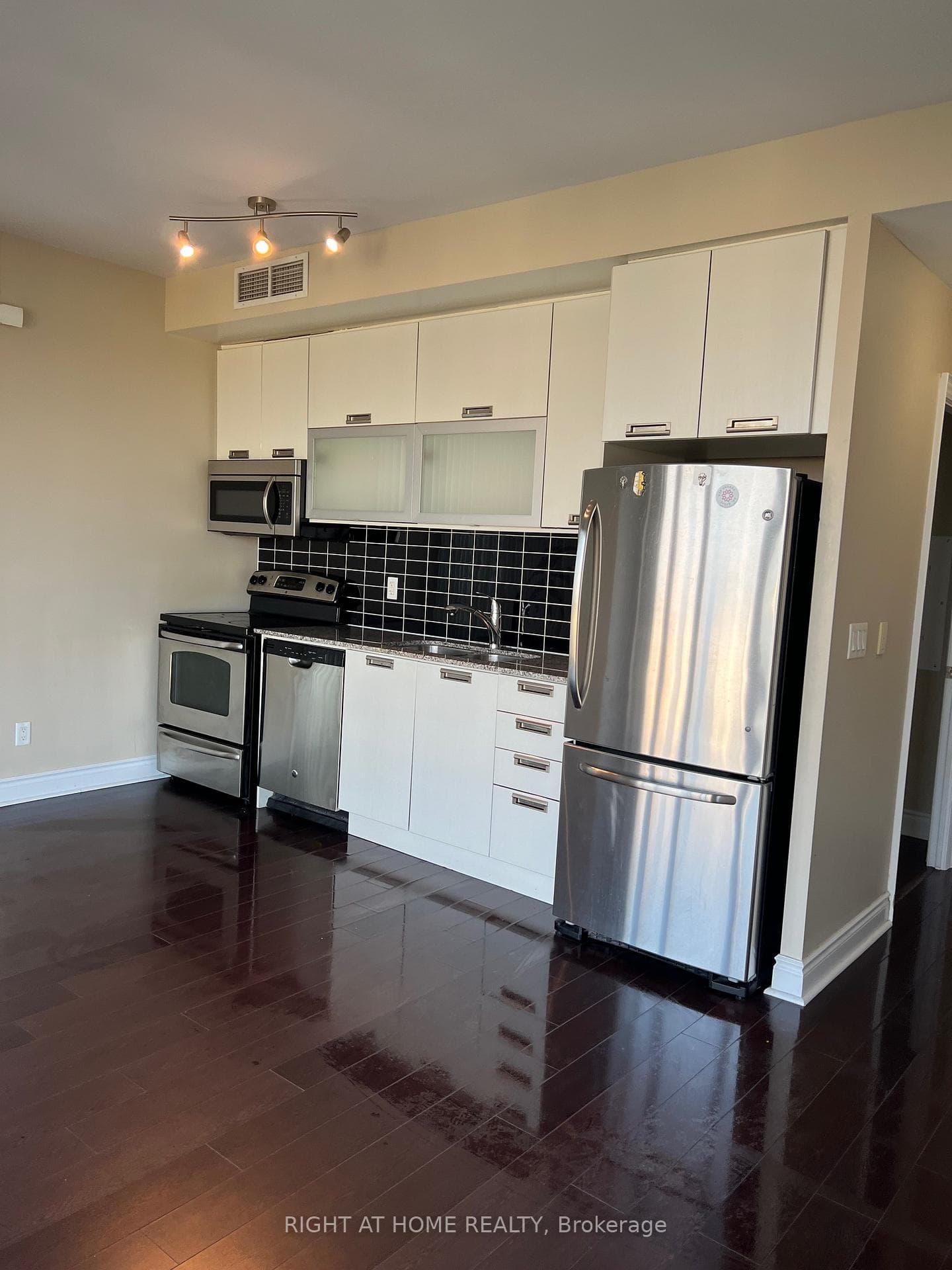28 TED ROGERS Way Unit 3302 photo 3