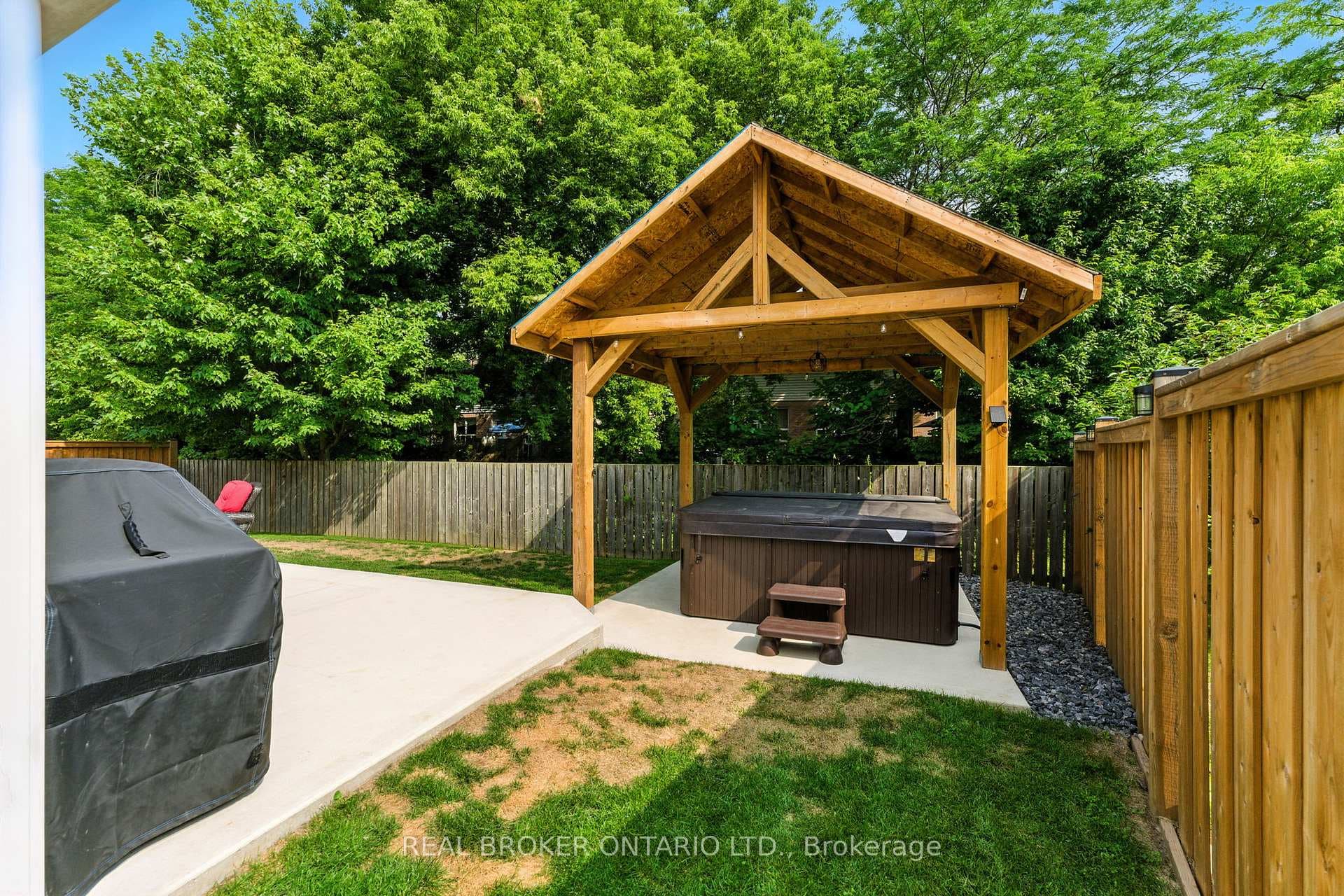 9 Macneil Court photo 31
