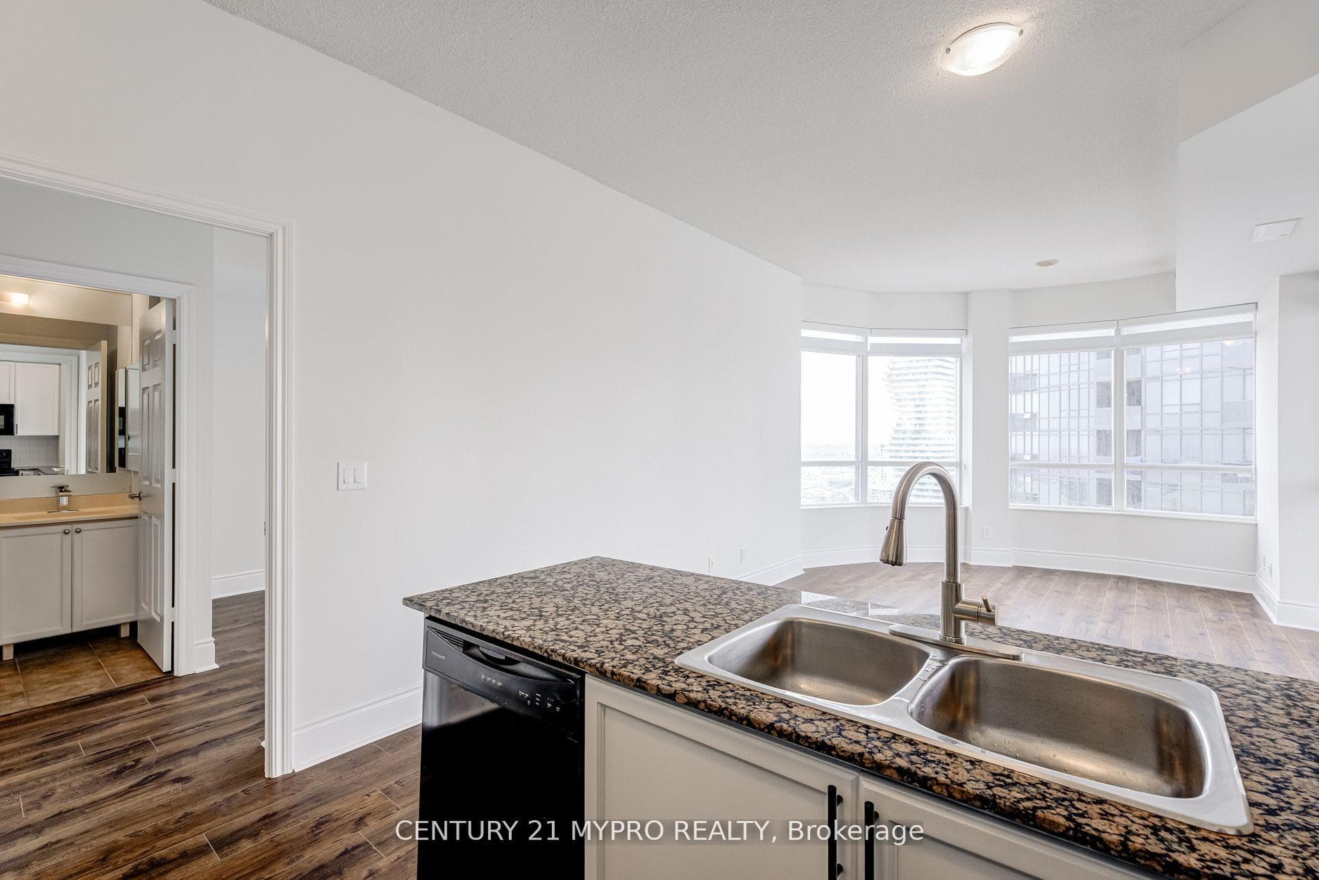 310 Burnhamthorpe Road Unit 2913 photo 17
