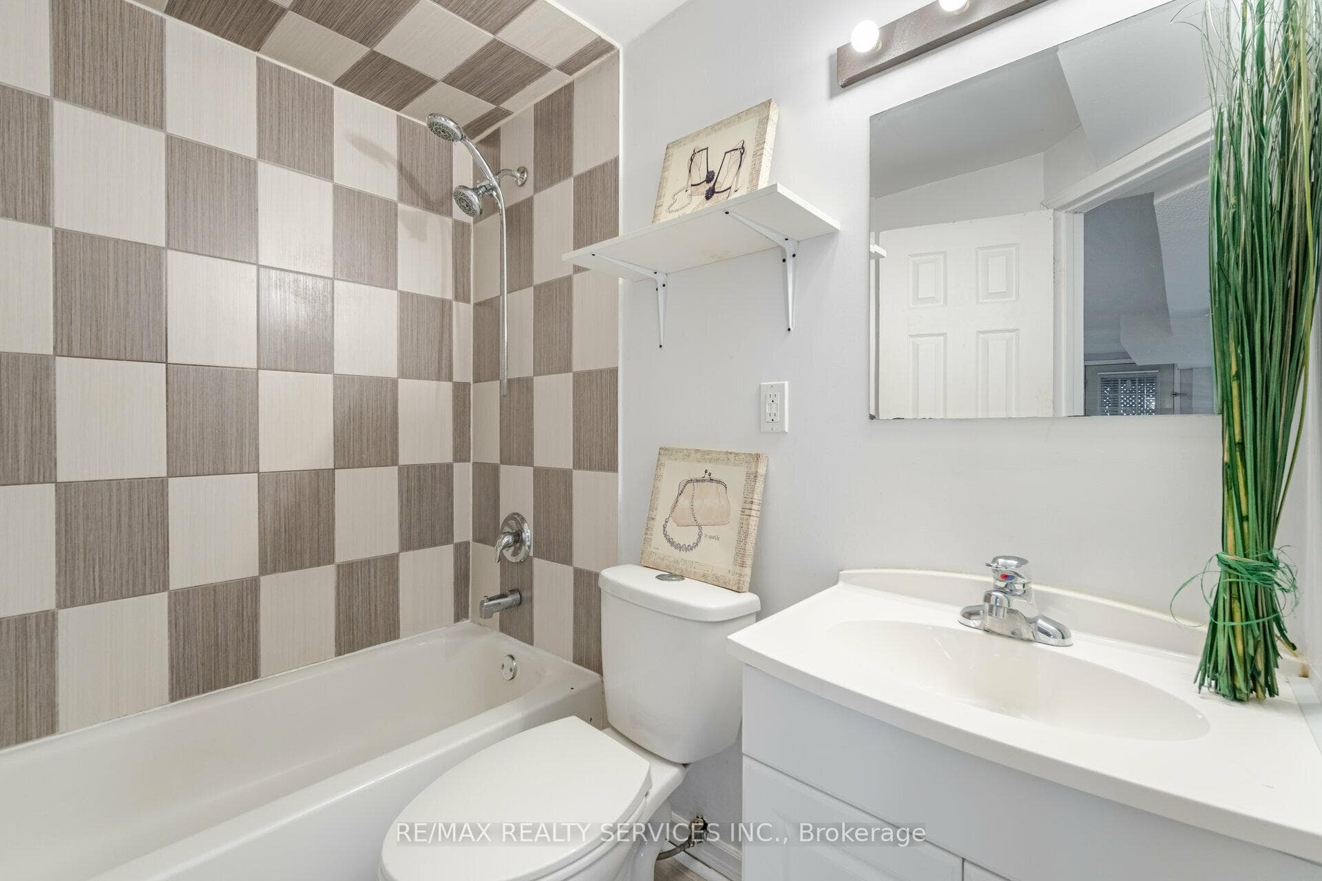 140 Lord Simcoe Drive photo 37