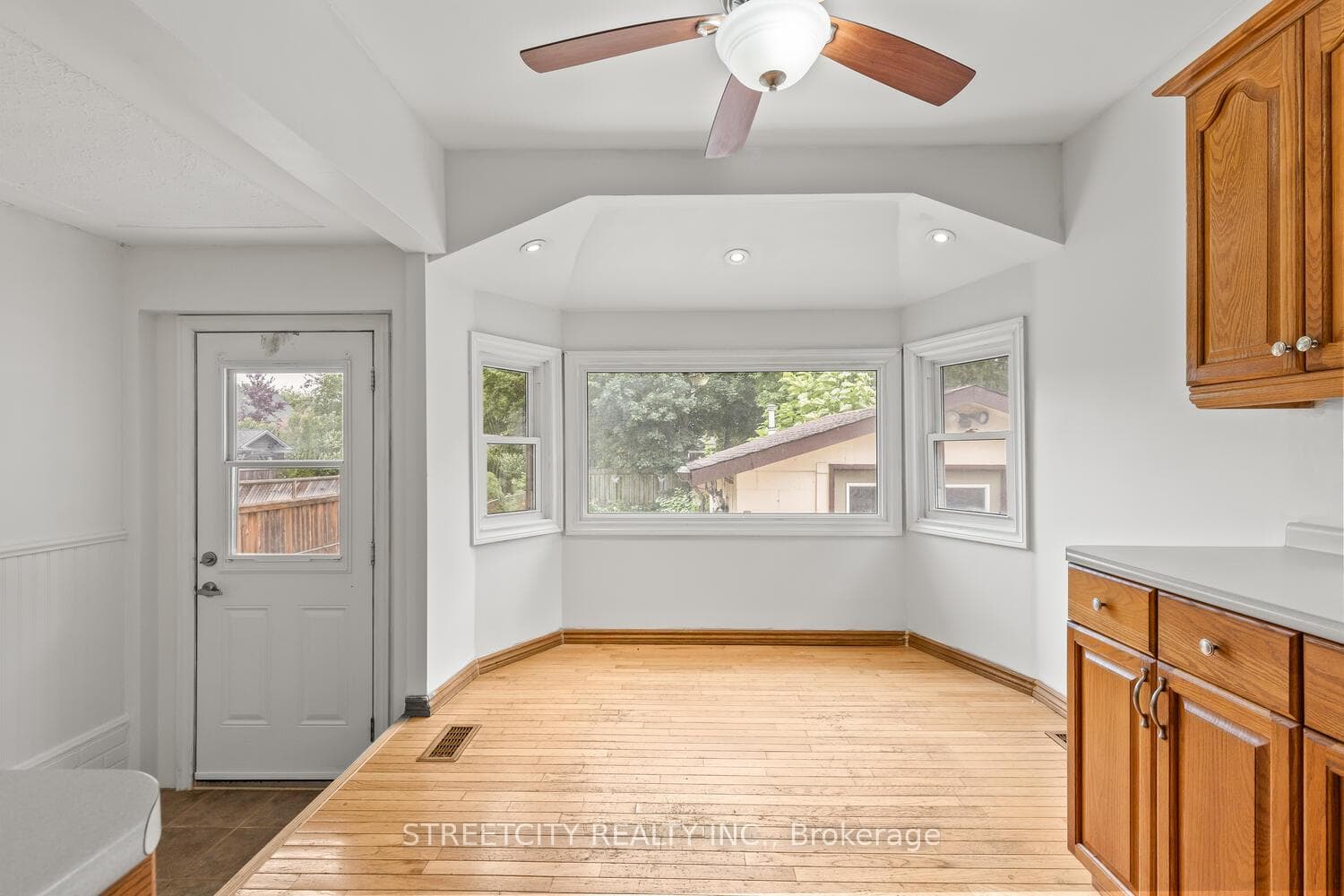 1235 King Street photo 13