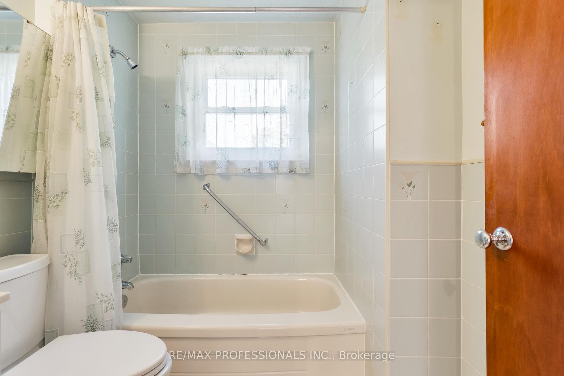 38 Van Stassen Boulevard photo 34