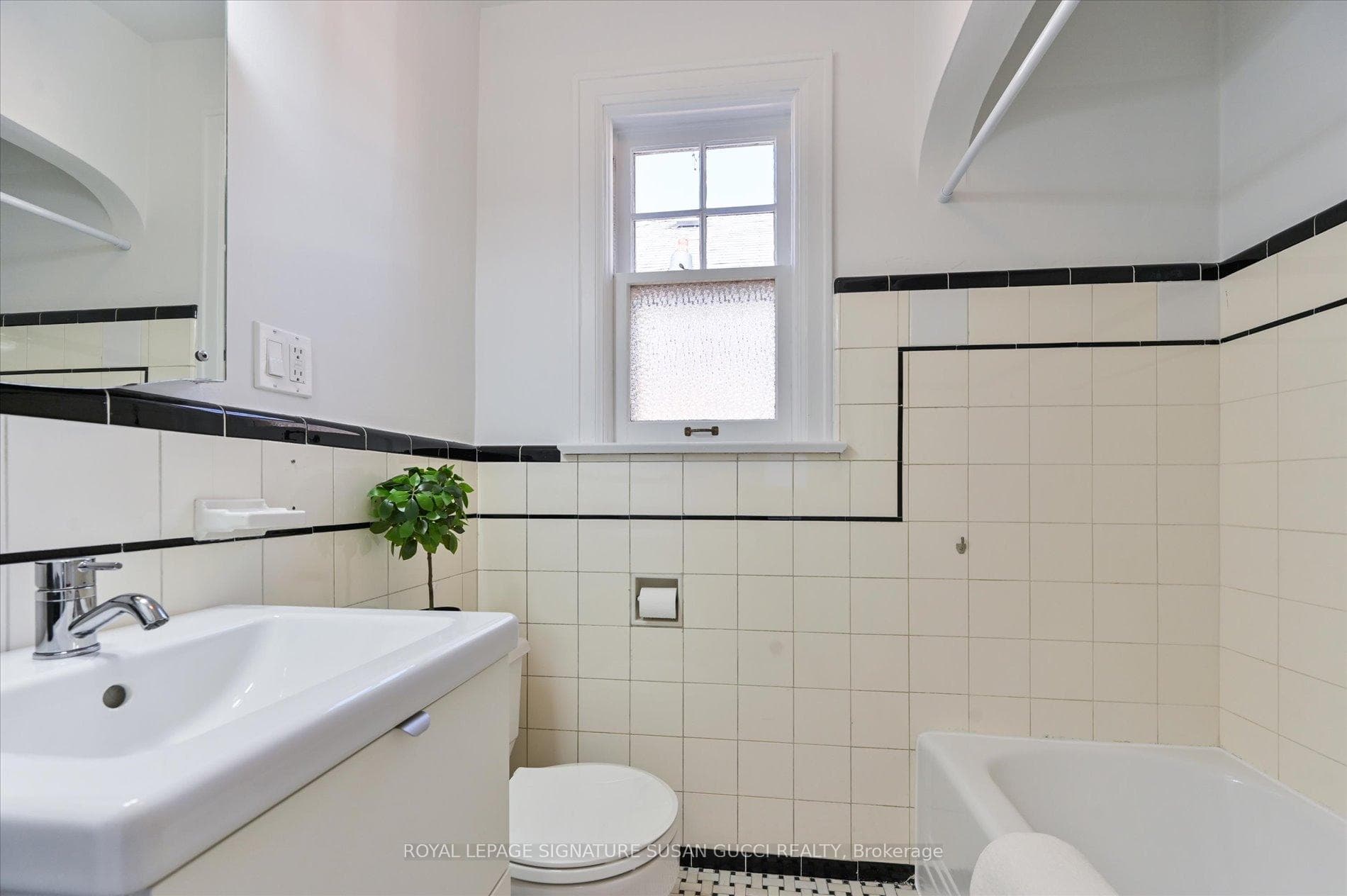 Main floor 4 pce bathroom