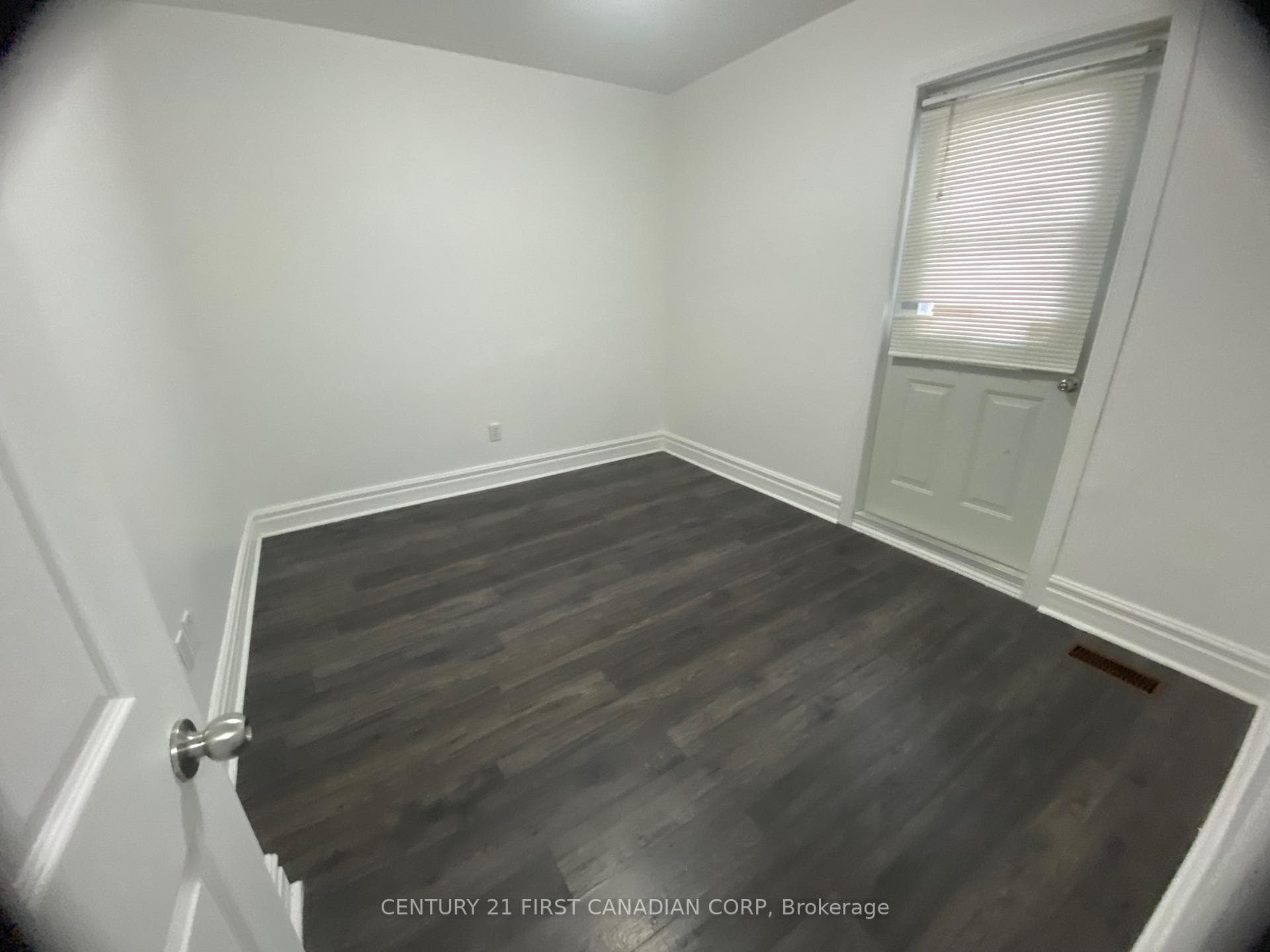 190 WELLINGTON Street Unit UPPER photo 11
