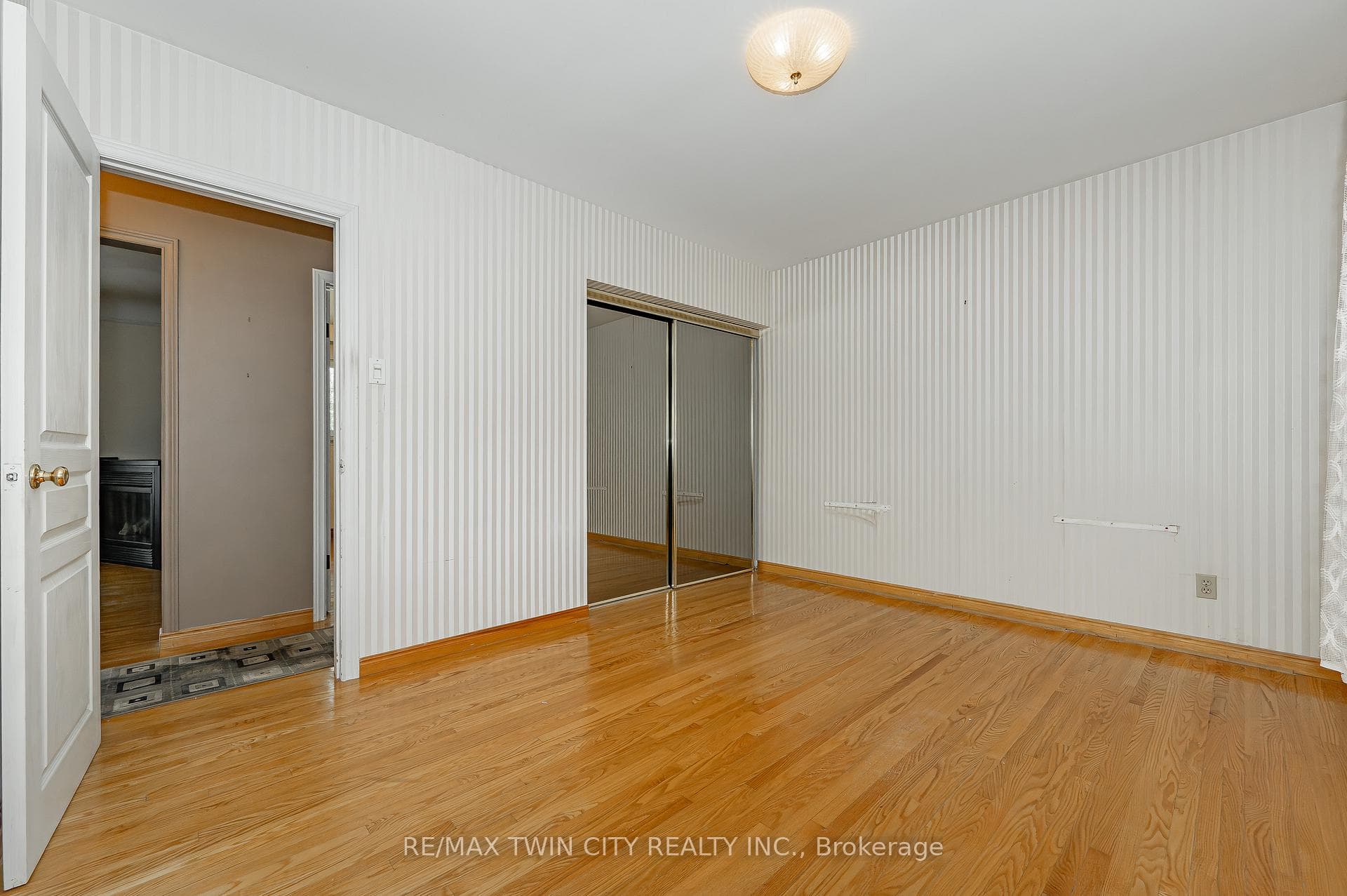 593 Krug Street photo 17
