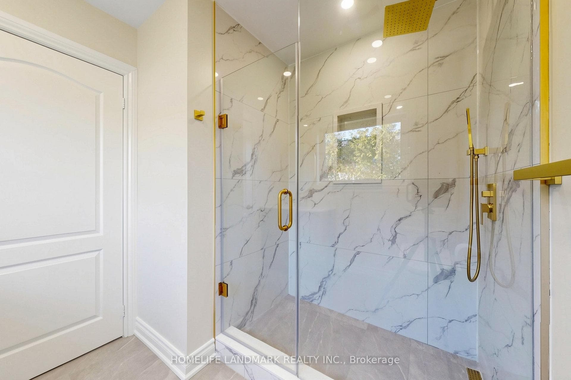 16 Worsley Court photo 31