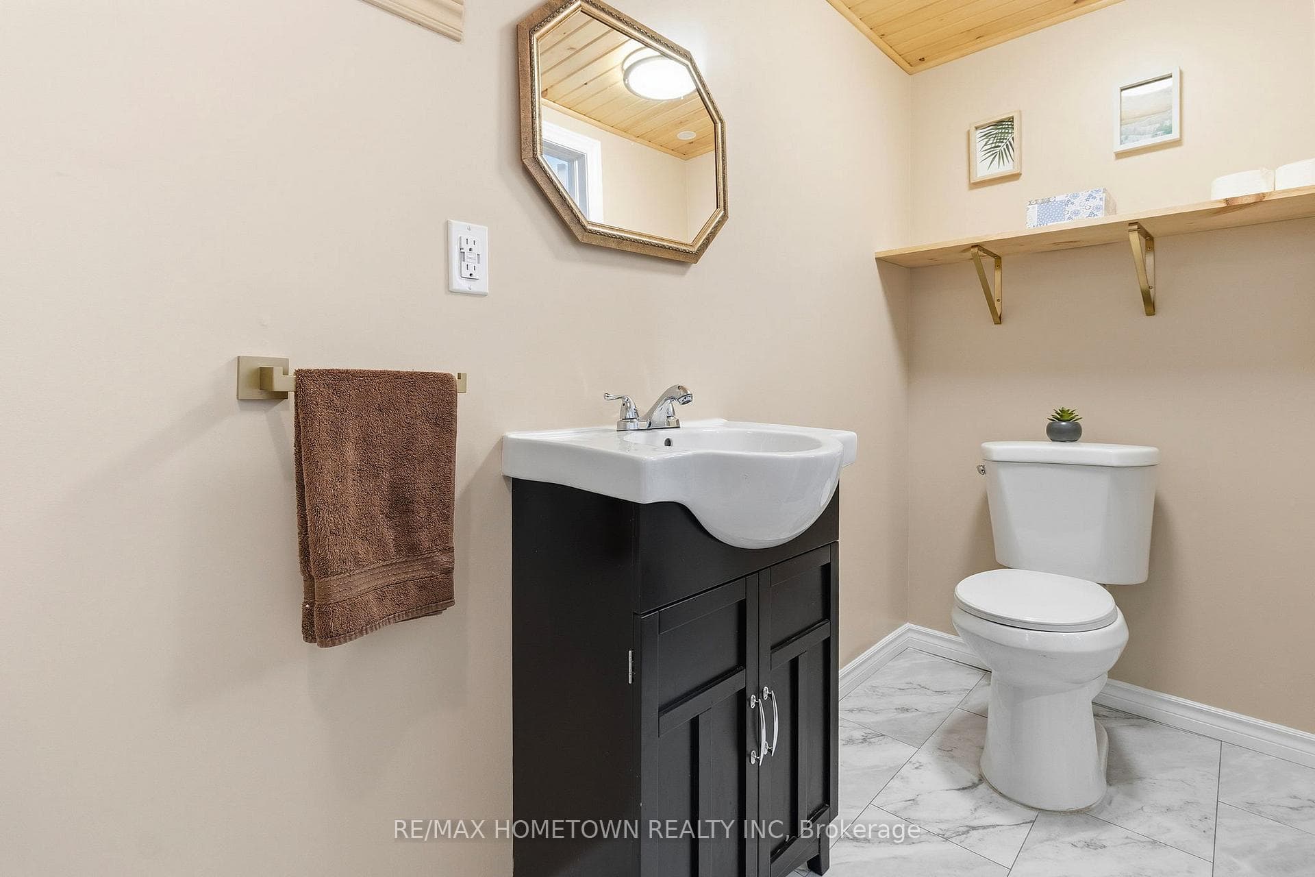 2038 Dundas Street photo 32