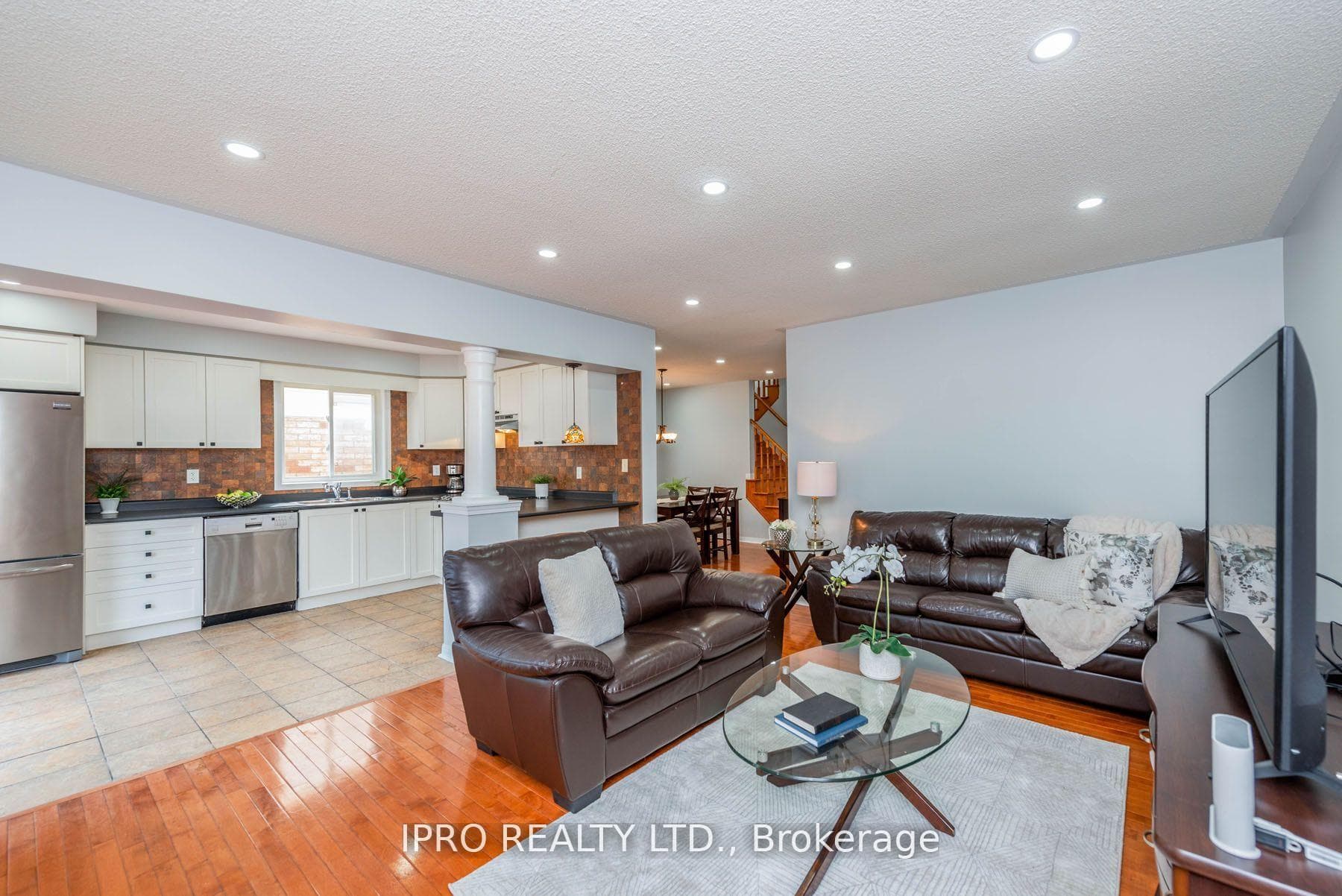 17 Frontenac Crescent photo 12