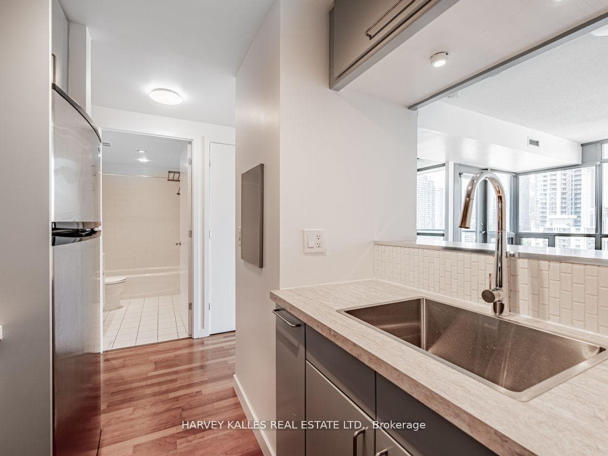285 Mutual Street Unit 1803 photo 6