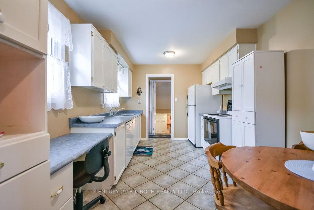 1037 Glen Eagles Crescent photo 5