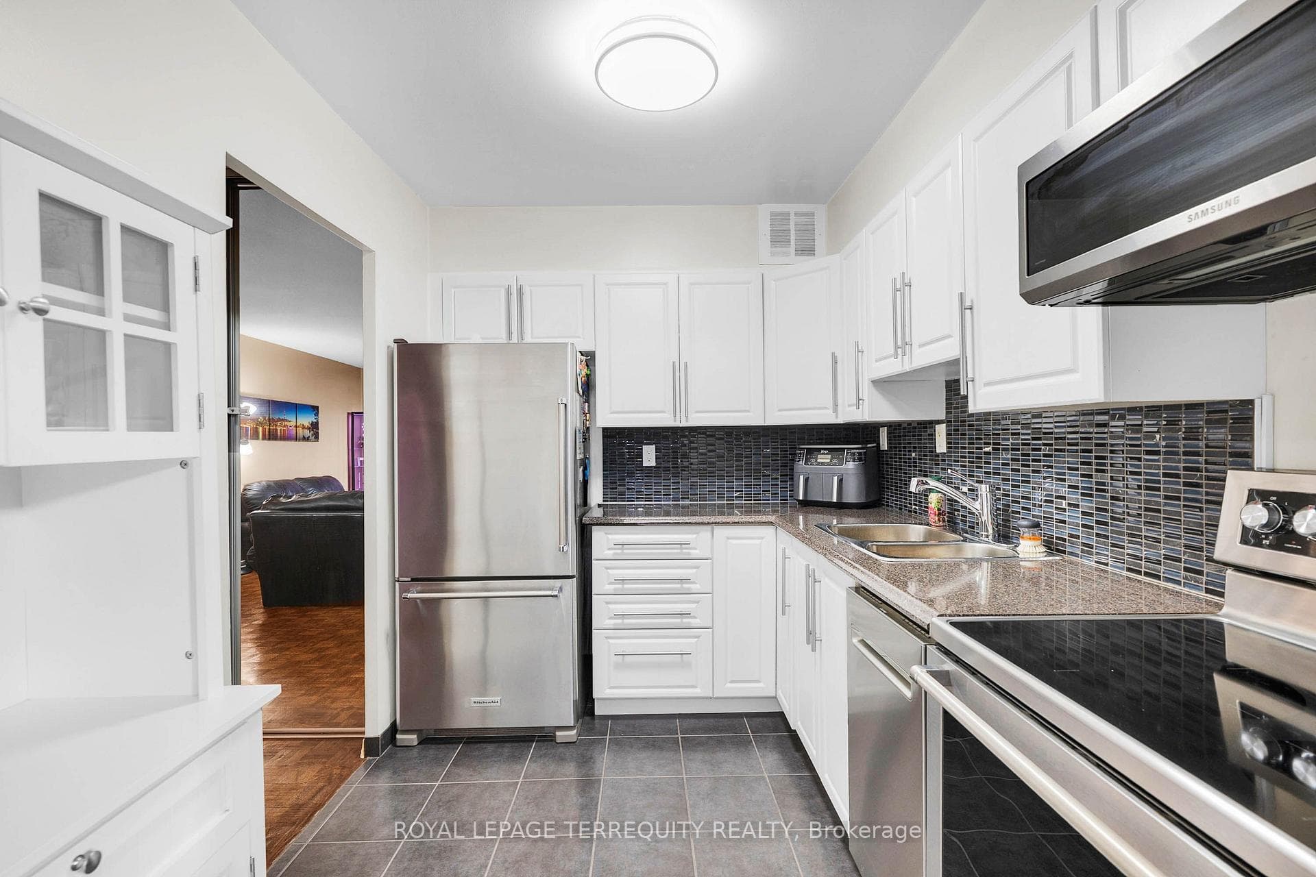 180 Markham Road Unit 816 photo 13