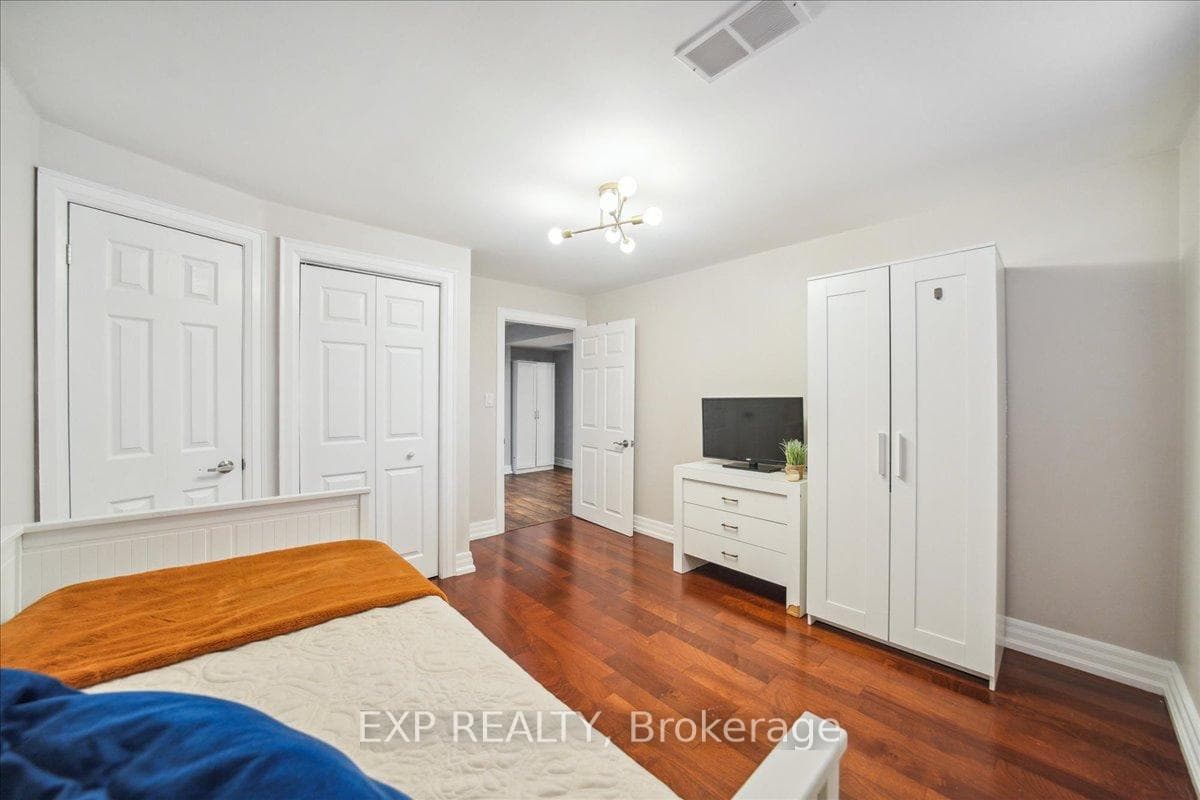 137 Kingsview Boulevard photo 33