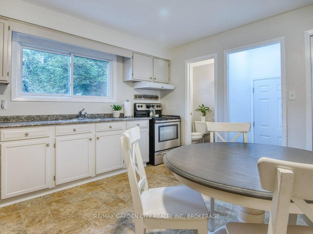 18 Prince Paul Crescent photo 10