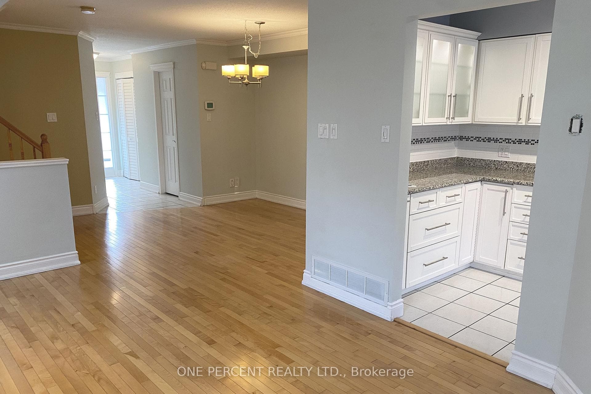 311 Southcrest Private photo 3