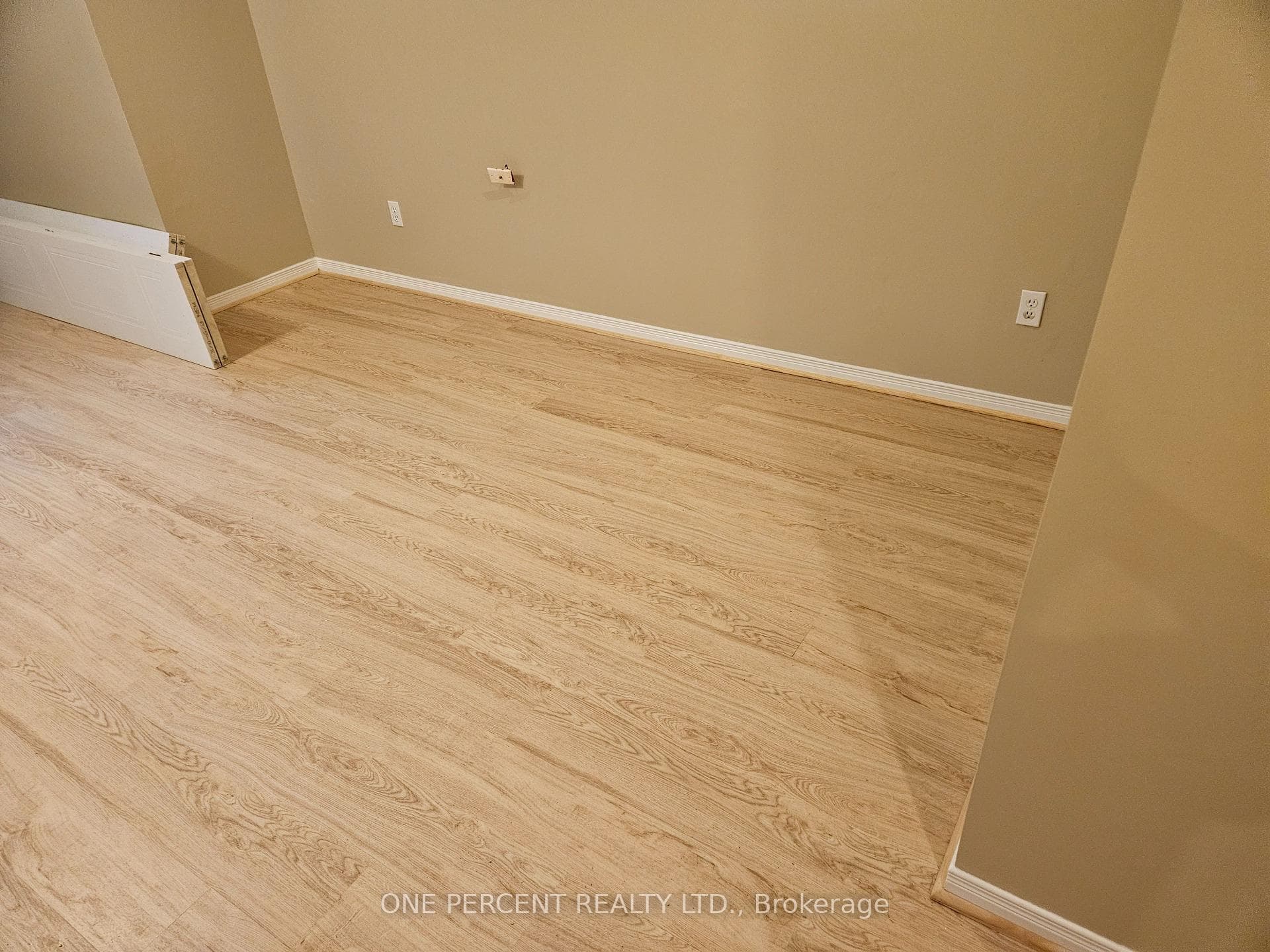 240 Walsh Crescent photo 33