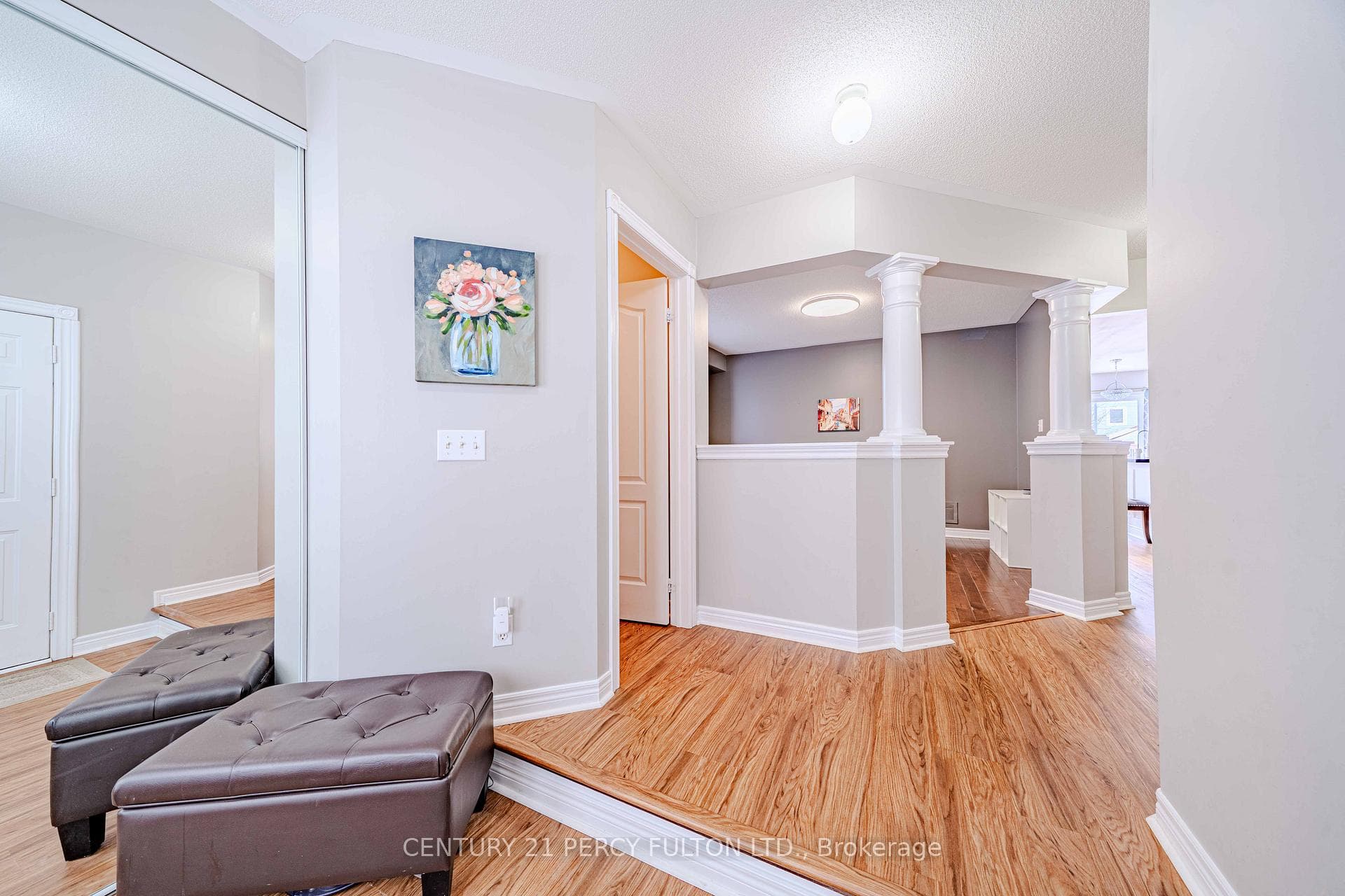 1276 Ashgrove Cres- entrance