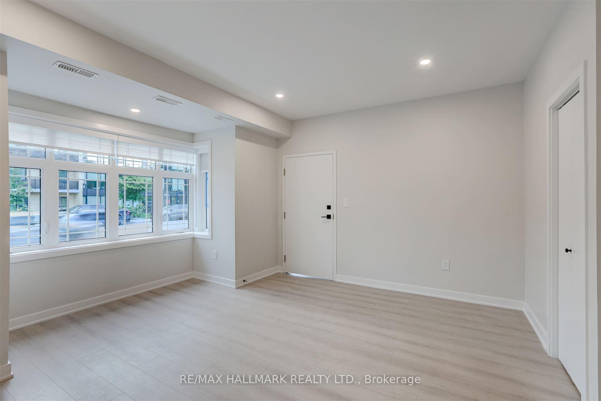 979 Avenue Road Unit Main photo 3