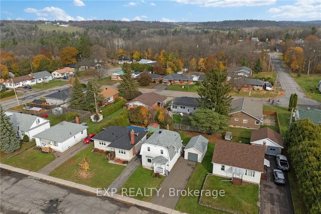 Located in a nice neighbourhood with many mature t