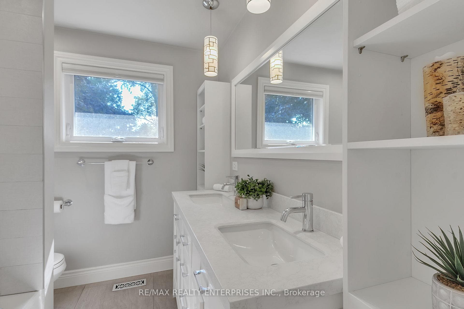 1720 Valentine Gardens photo 28