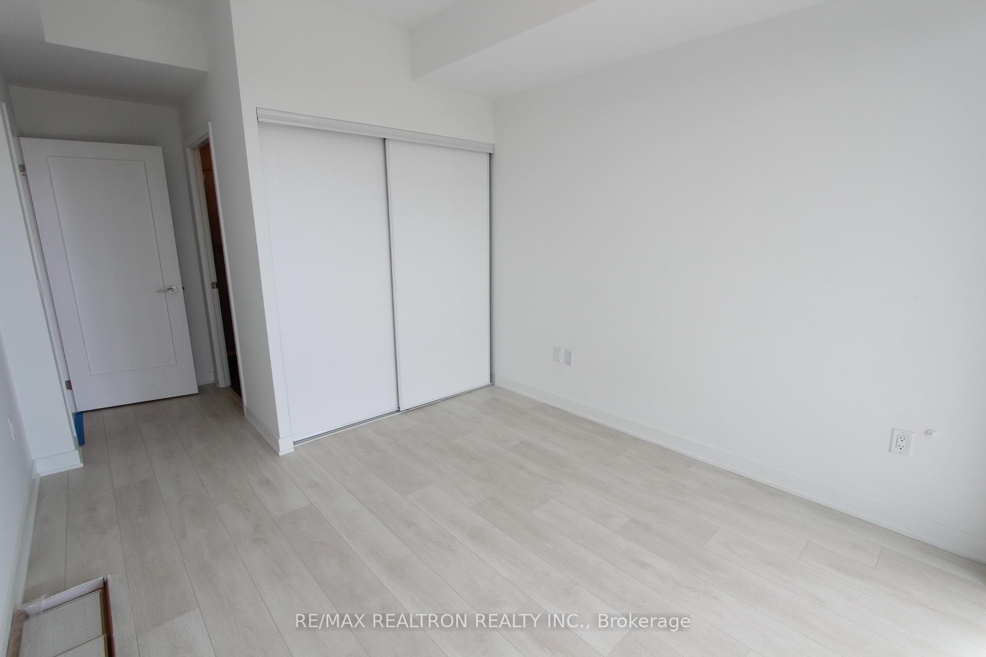 95 Oneida Crescent Unit 801 photo 11