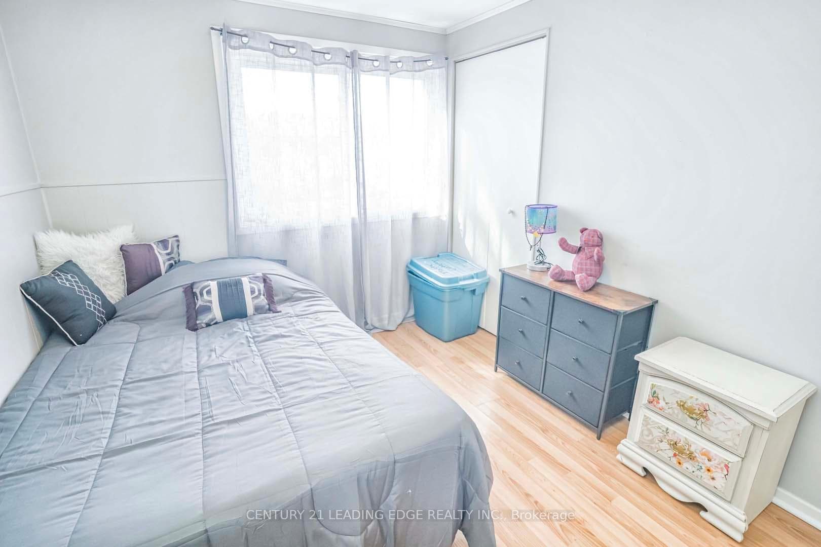 1302 Fenelon Crescent photo 27