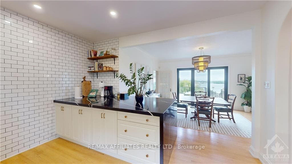 331 KING Street photo 13