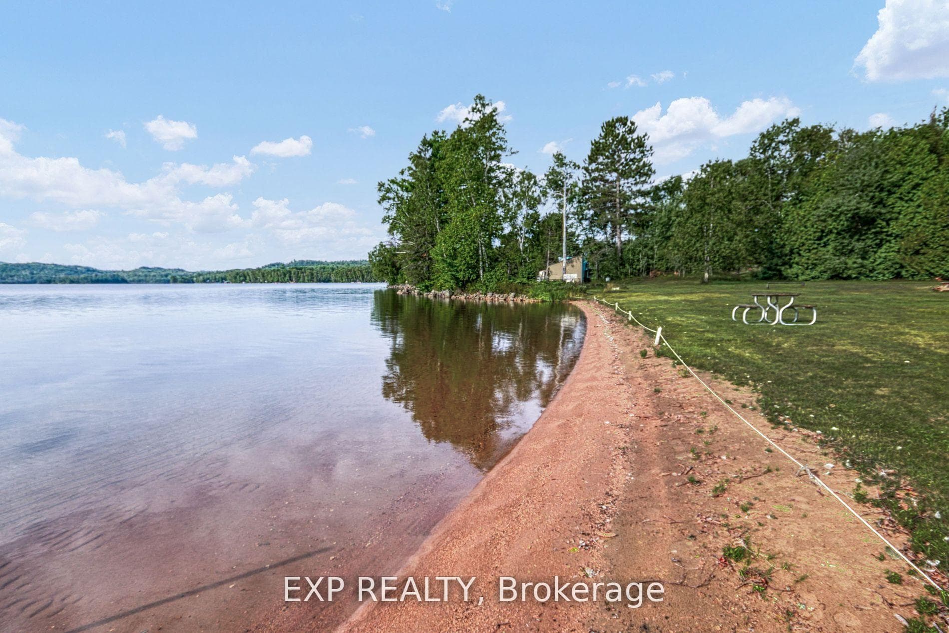 725 Lochhead Drive photo 2