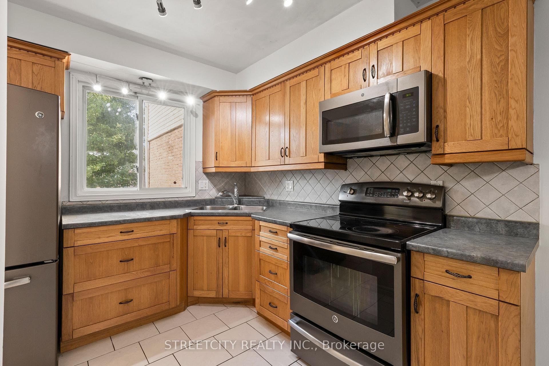 230 Clarke Road Unit 76 photo 4