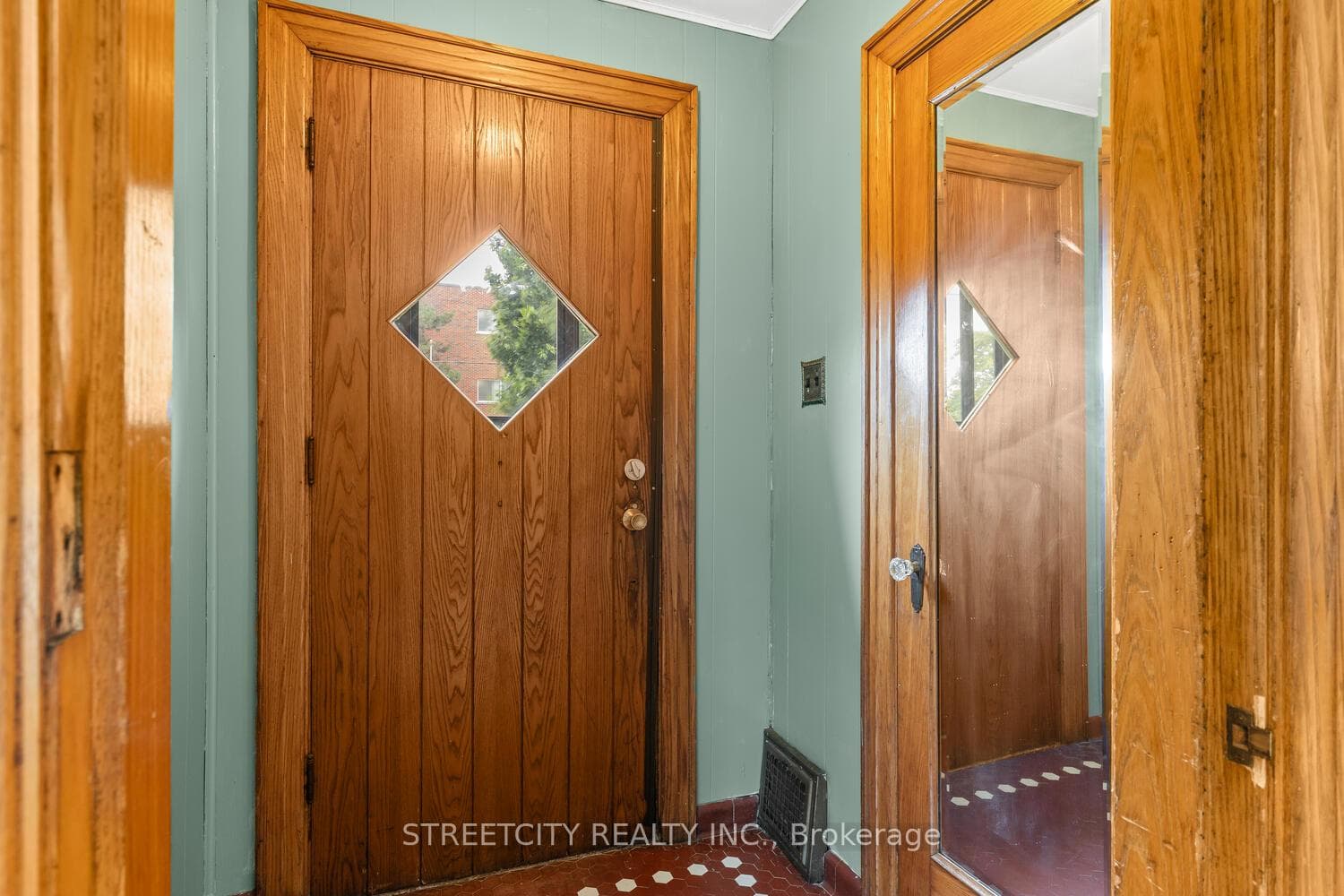 1235 King Street photo 4