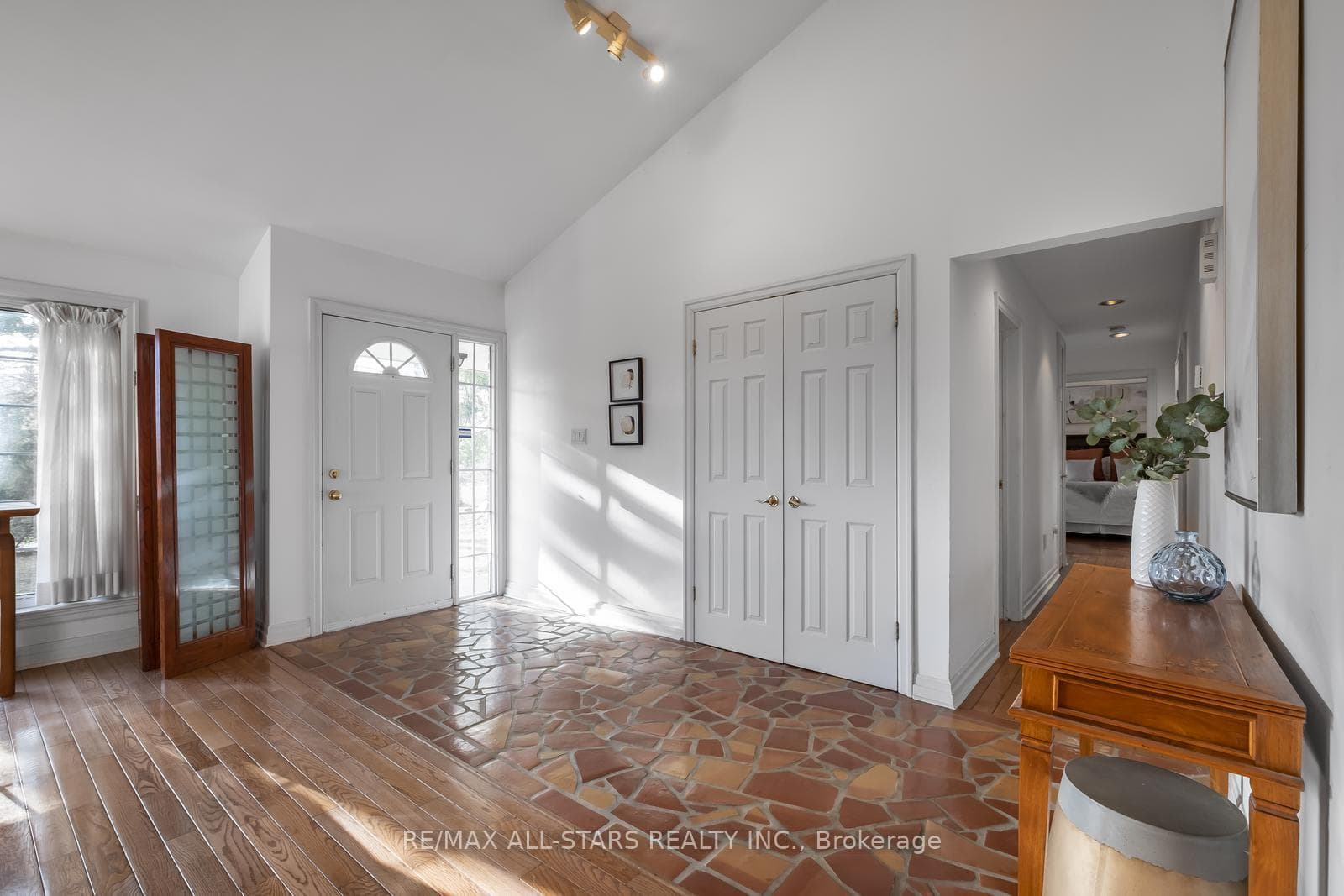 13557 Tenth Line photo 4