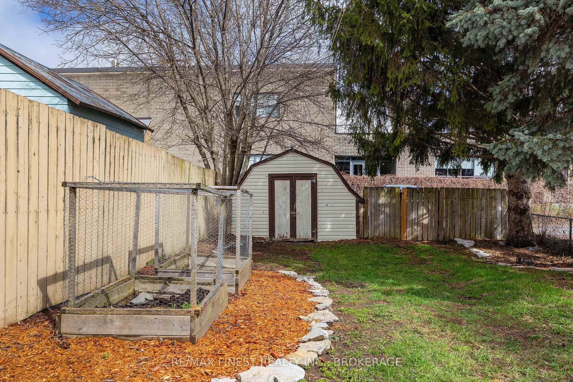 137 Stephen Street photo 30