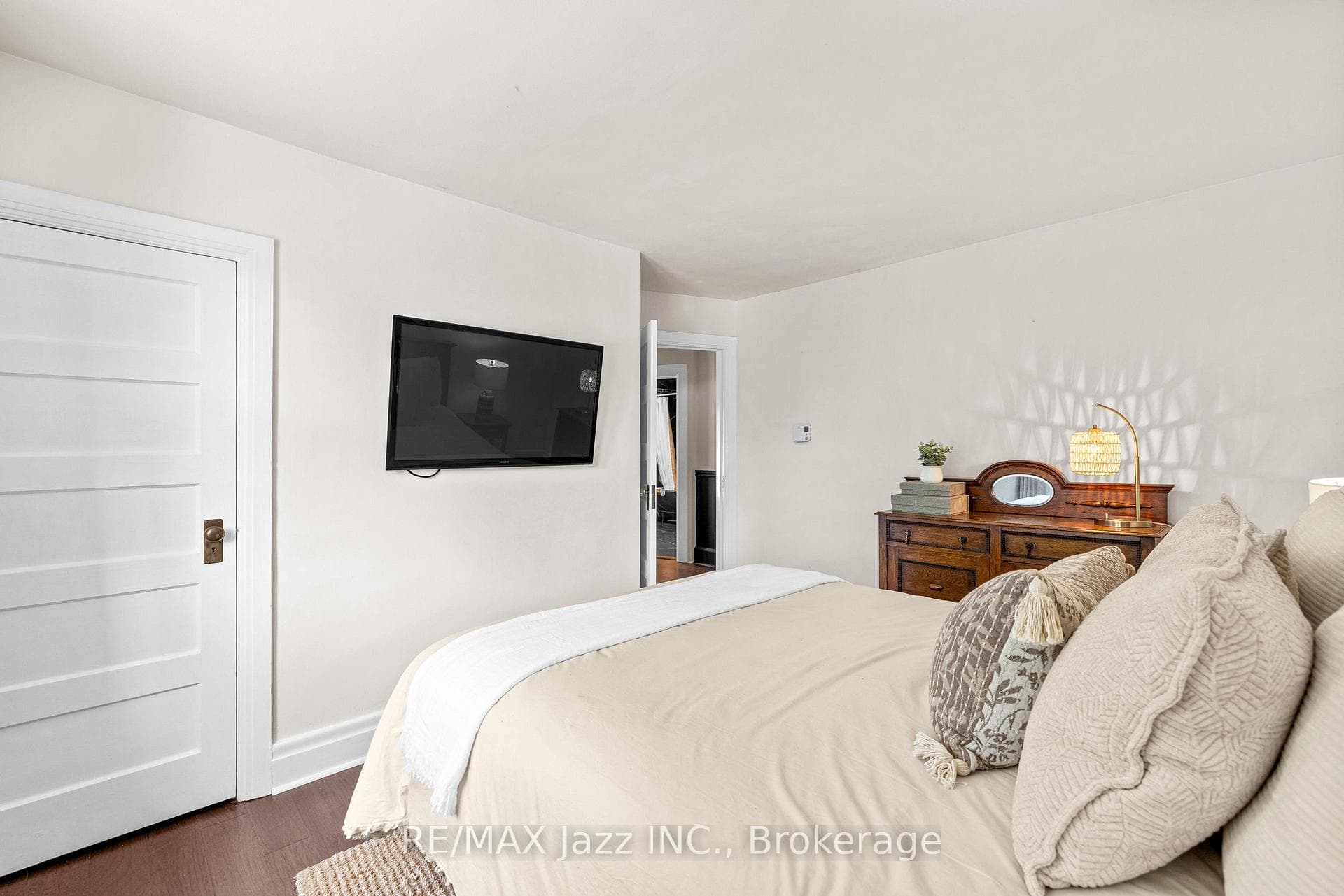 477 Masson Street photo 33