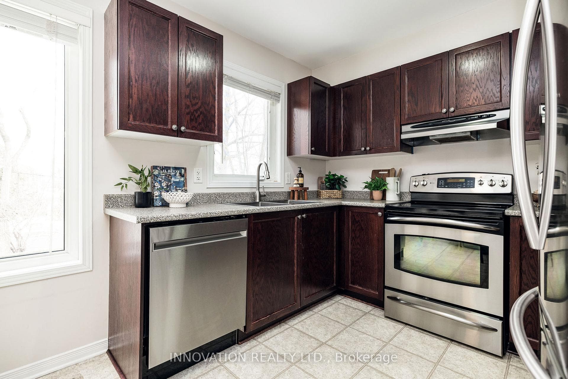 Stainless appliances & double sin