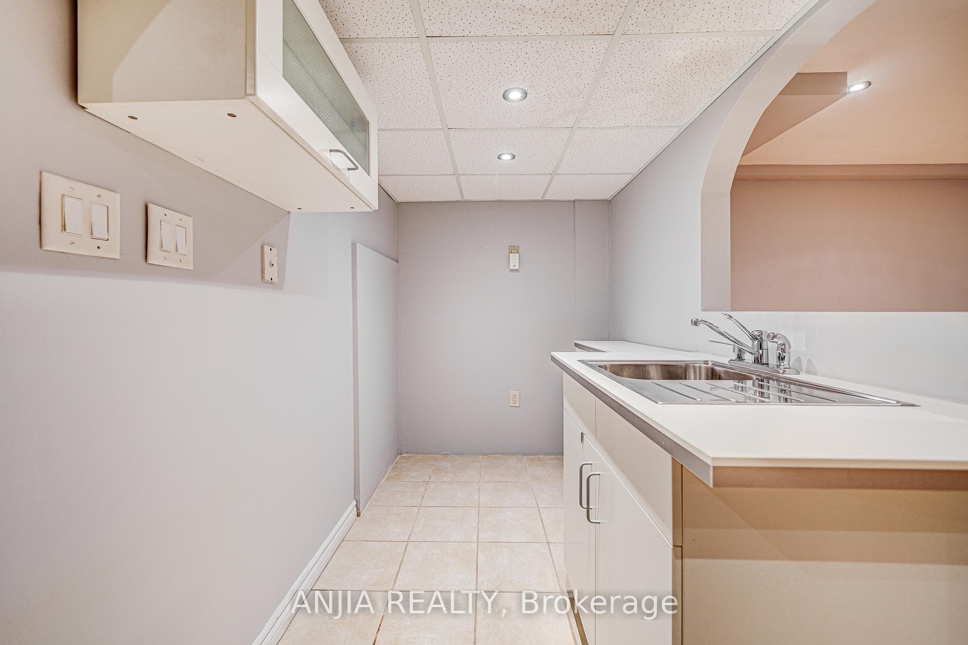 146 Billingsley Crescent photo 32