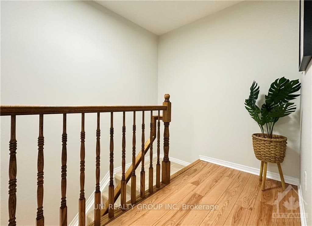 386 WISTERIA Crescent photo 15
