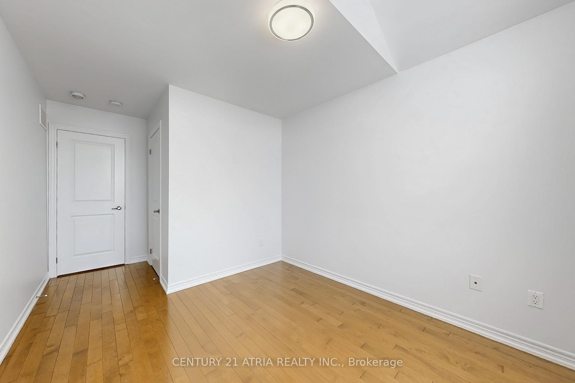 633 Sweetwater Crescent photo 36