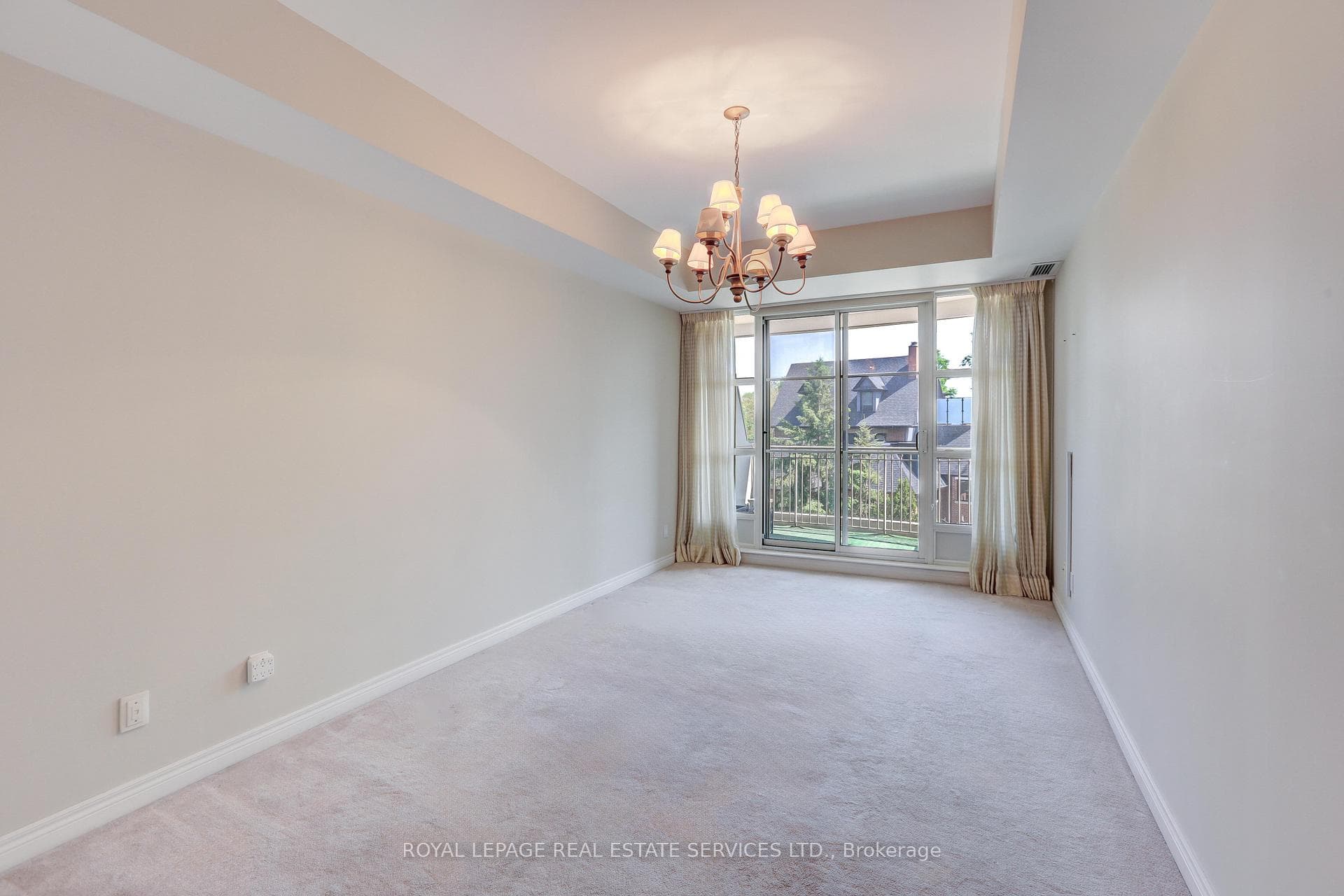 King-sized Primary Bedroom