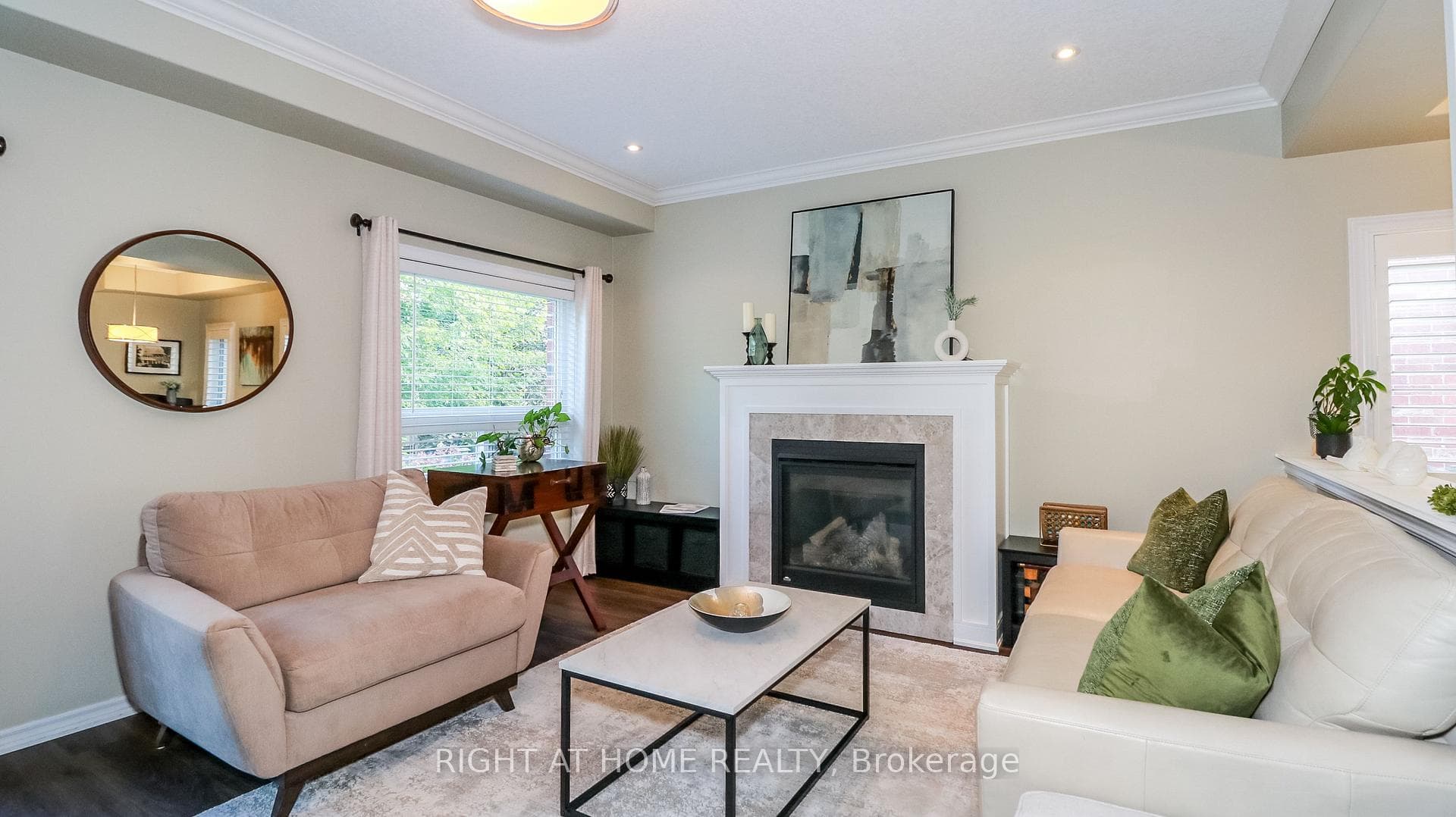 Living rm w/Gas Fireplace