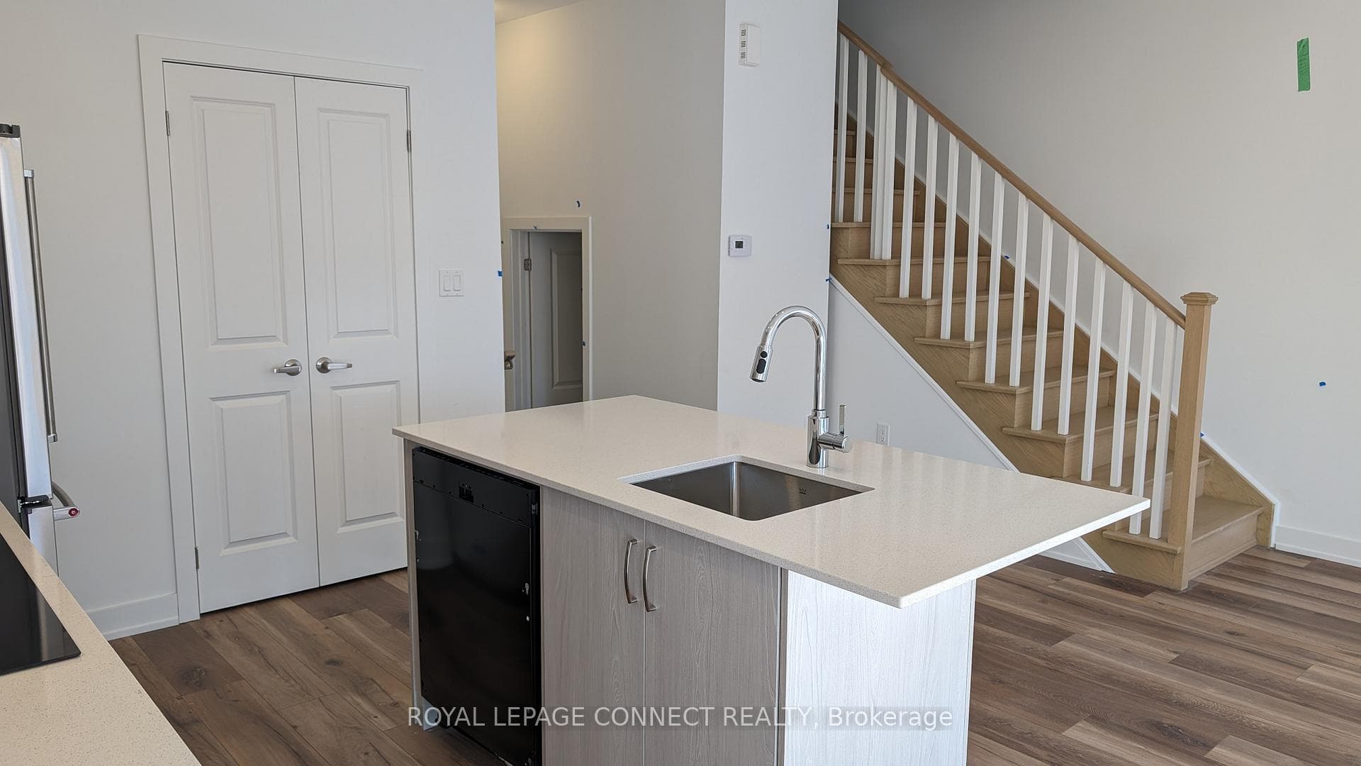 Island With Sink & Dishwasher