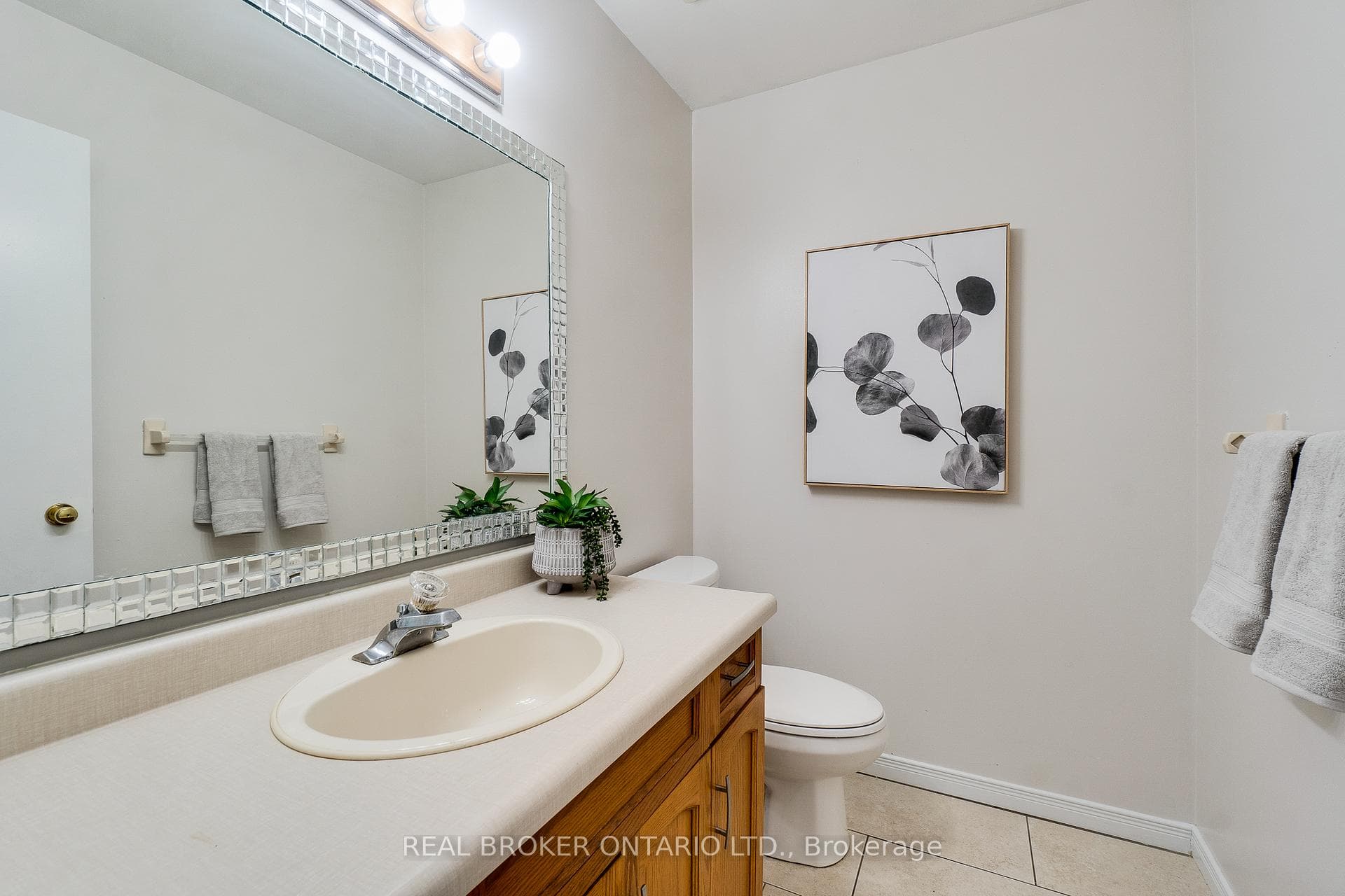 249 Benesfort Crescent photo 16