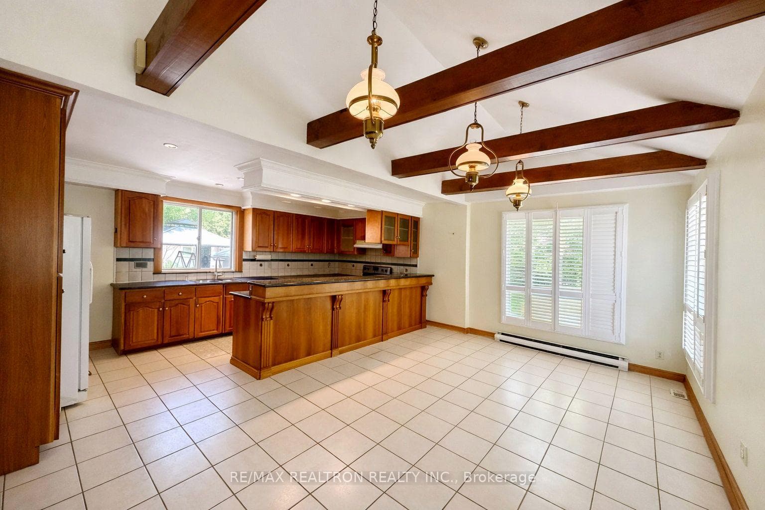 Kitchen W Breakfast Area