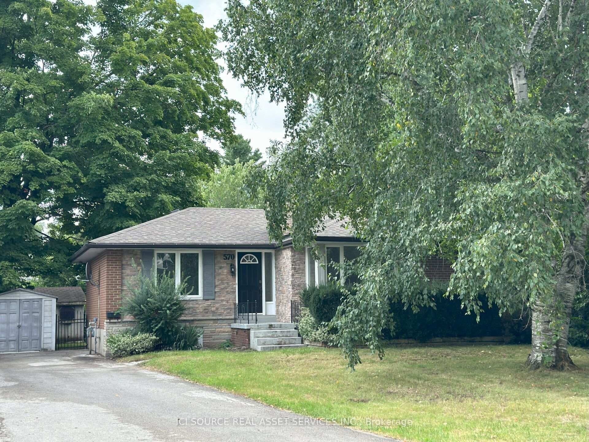570 Wingrove Crescent photo 1