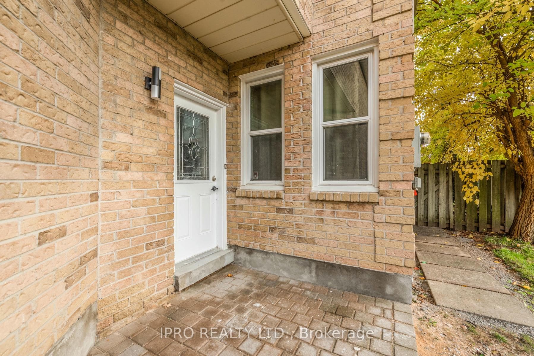 1666 McBrady Crescent photo 3
