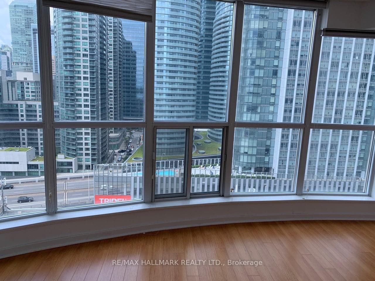 208 Queens Quay Unit 1814 photo 6