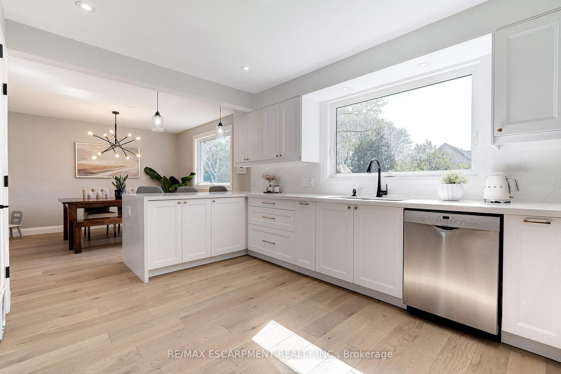 681 Maclaren Drive photo 10